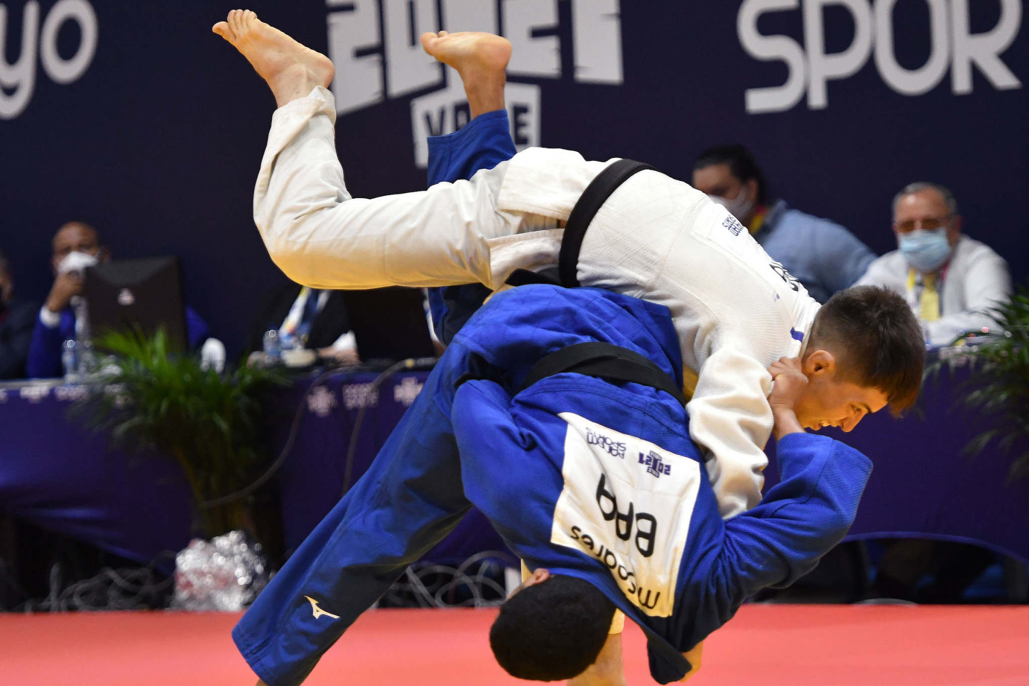 Argentina's Agustin Gil, white, delivered the deciding ippon to beat Brazilian Marcos Soares Dos Santos in the men's under-81kg division ©Agencia.Xpress Media