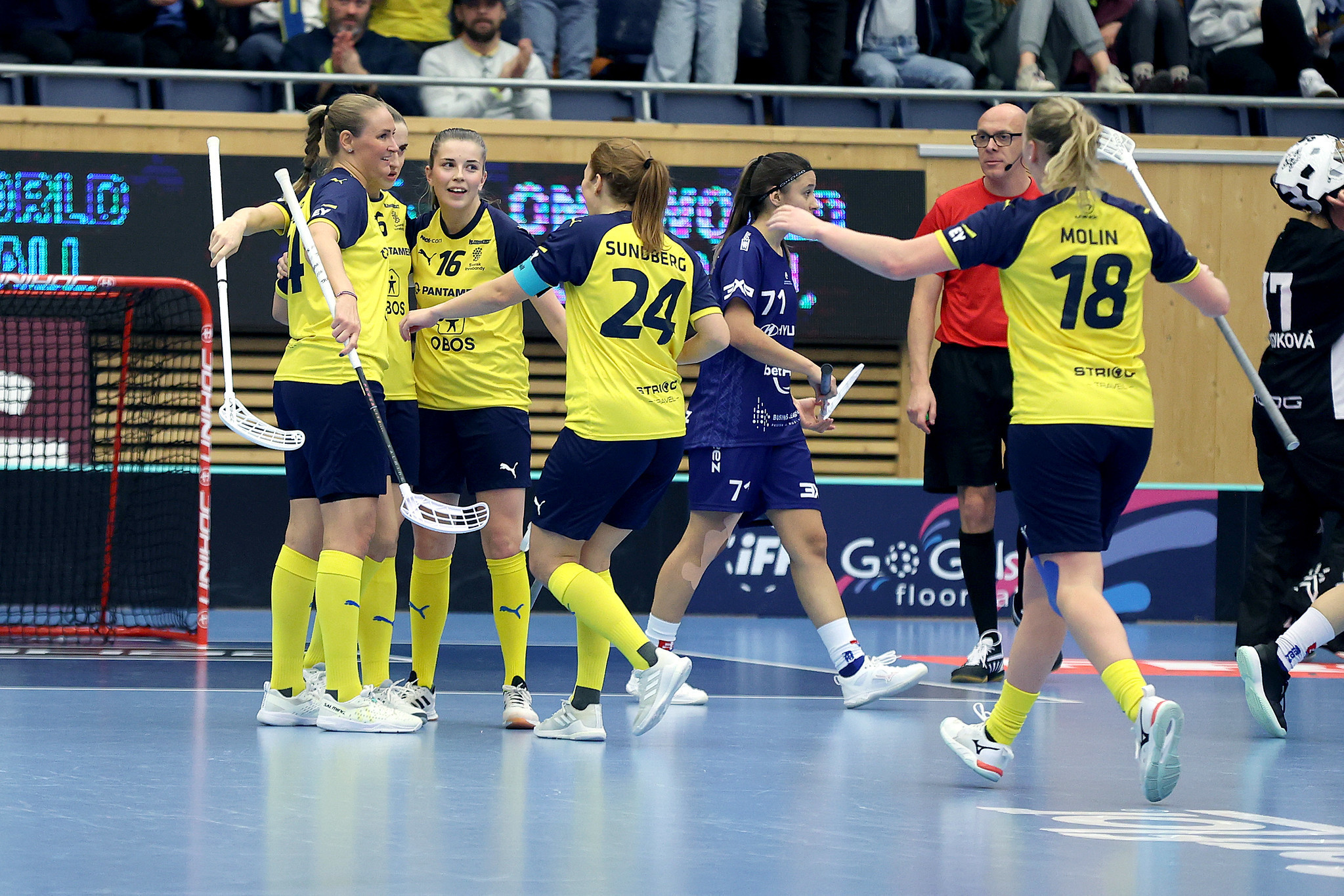 Sweden scored 22 goals in a ruthless display on the opening day of the Women's World Floorball Championship 