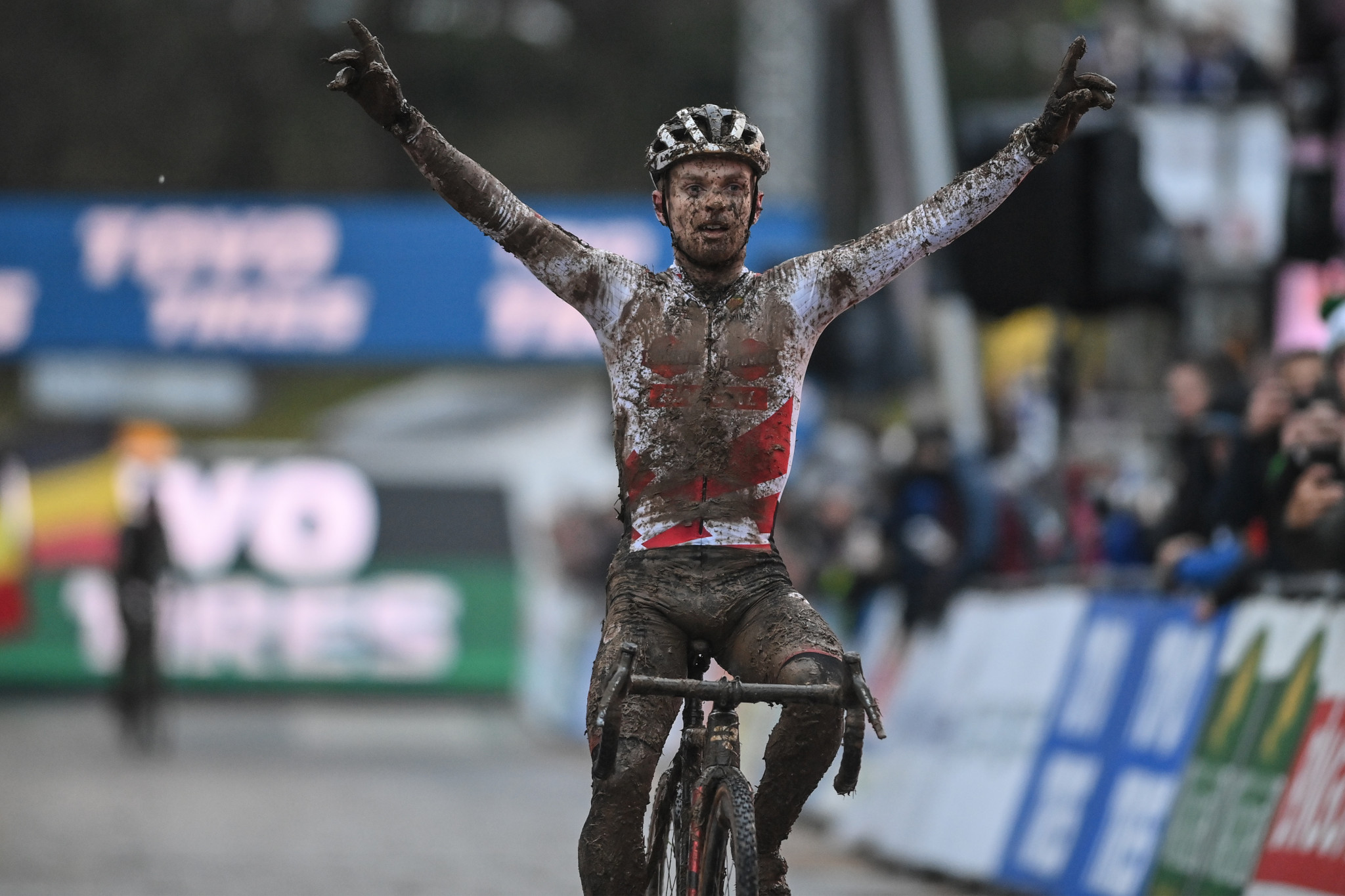 Eli Iserbyt celebrates after winning the men's title at the Cyclo-cross World Cup in Besançon ©Getty Images