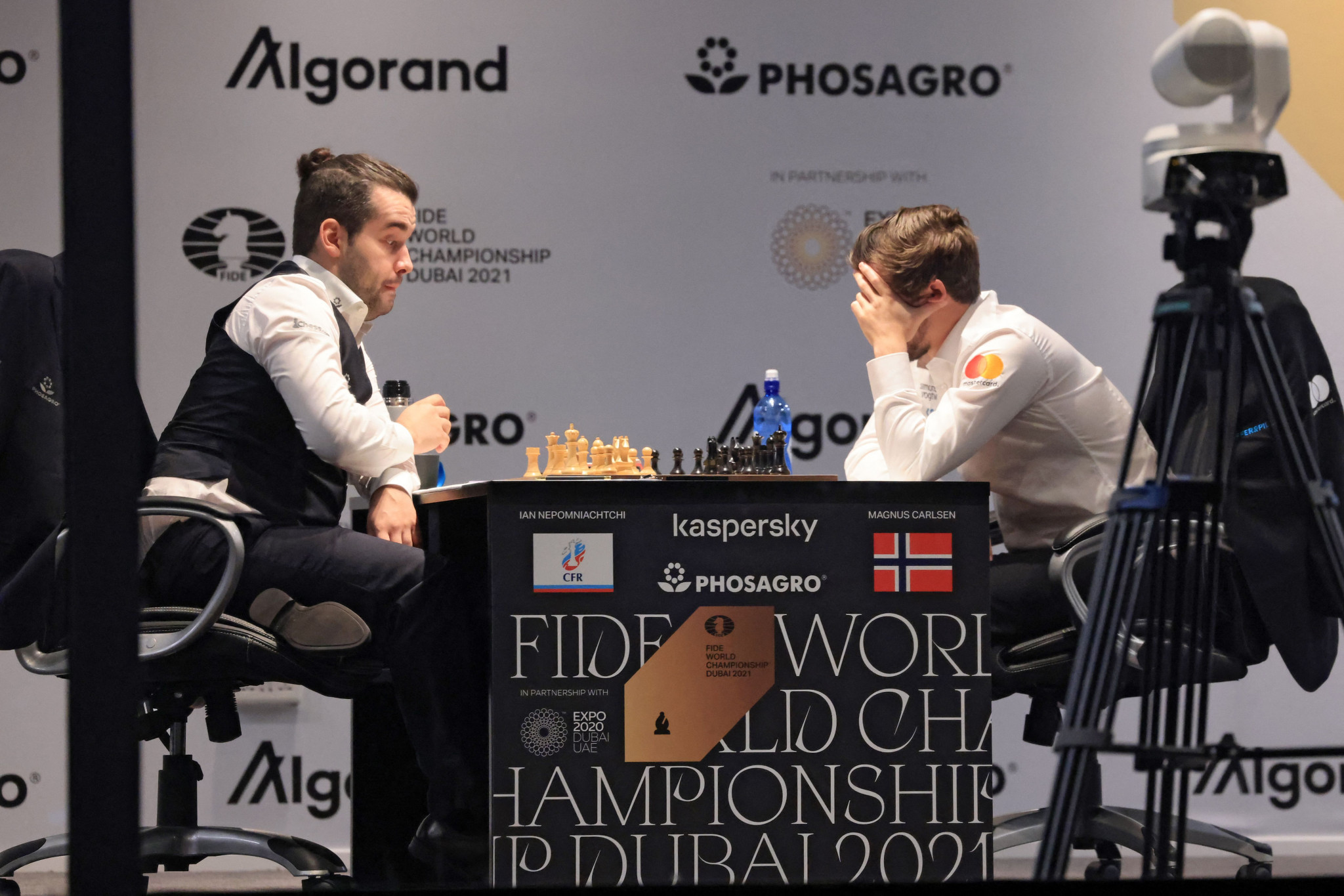 Carlsen and Nepomniachtchi draw third match of World Chess Championship as stalemate continues