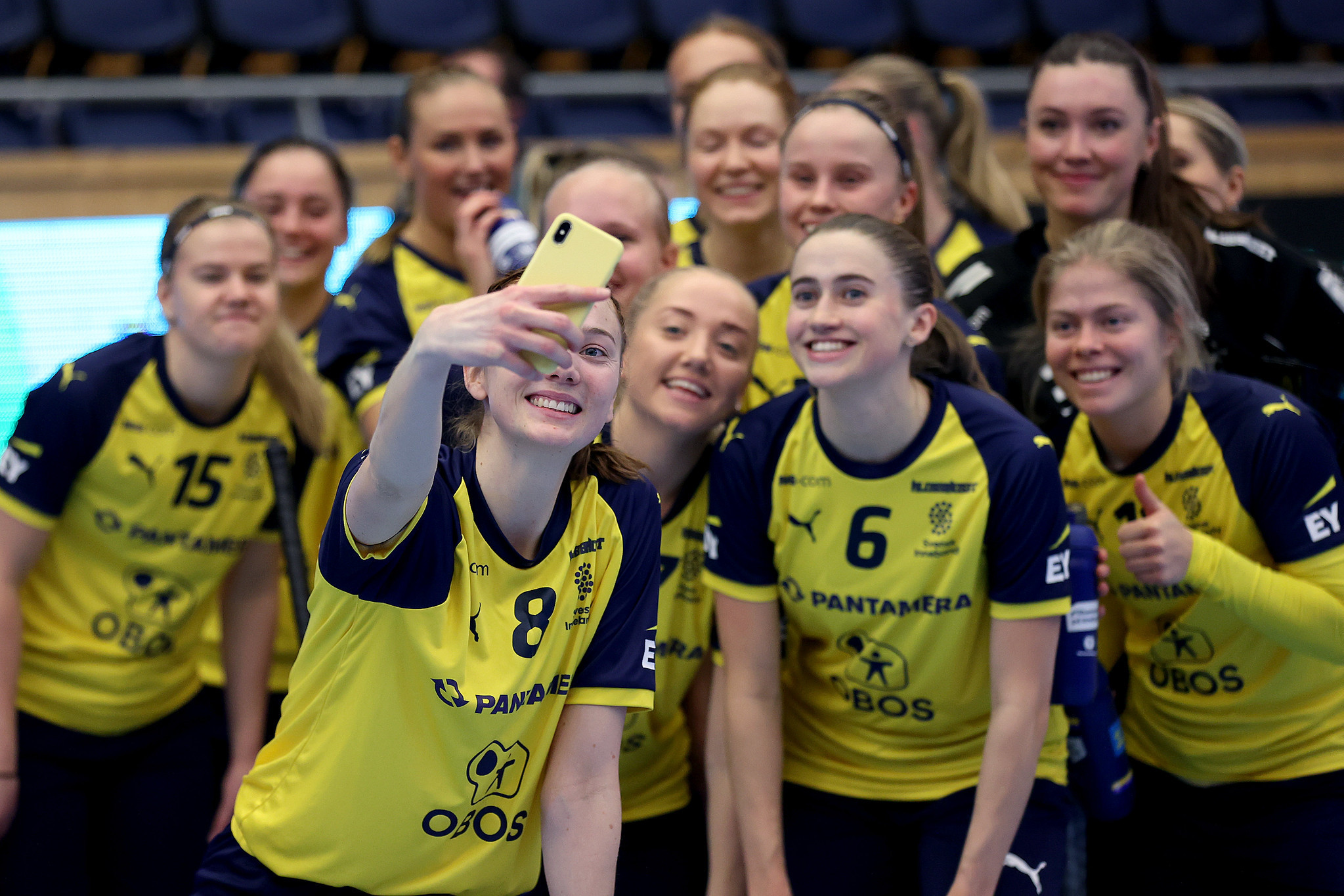 Sweden celebrate with a selfie after another ruthless display saw them beat Germany 20-0 ©IFF/Per Wiklund