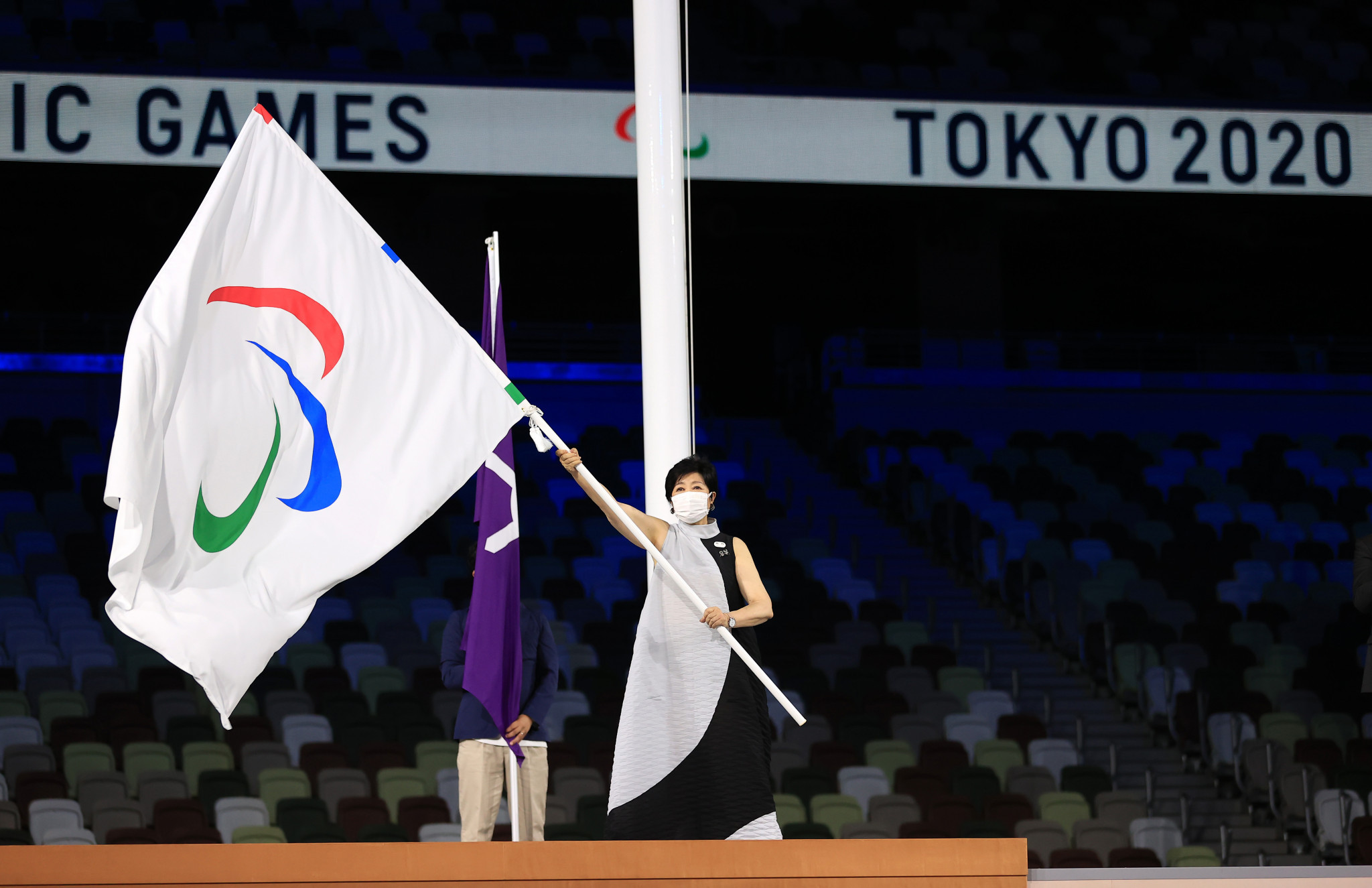Yuriko Koike holding the Paralympic flag during Tokyo 2020 ©Getty Images