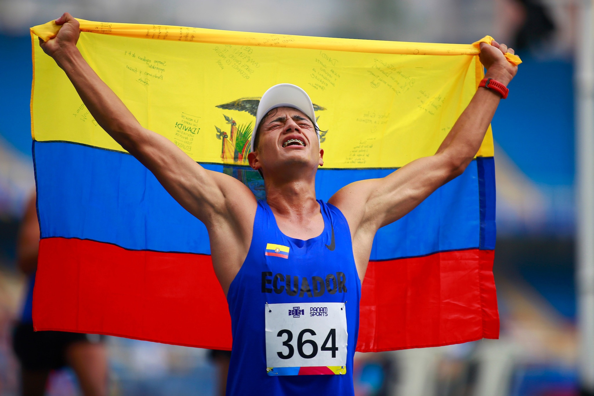 Ecuador's Alexander Hurtado held his national flag overhead as he won a gruliing men's 20,000m race walk ©Agencia.Xpress Media