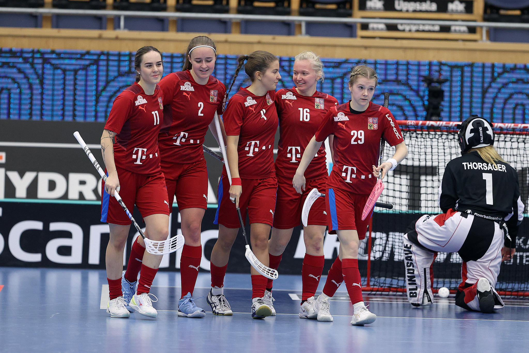 Czech Republic and Switzerland into Women's World Floorball Championship final four