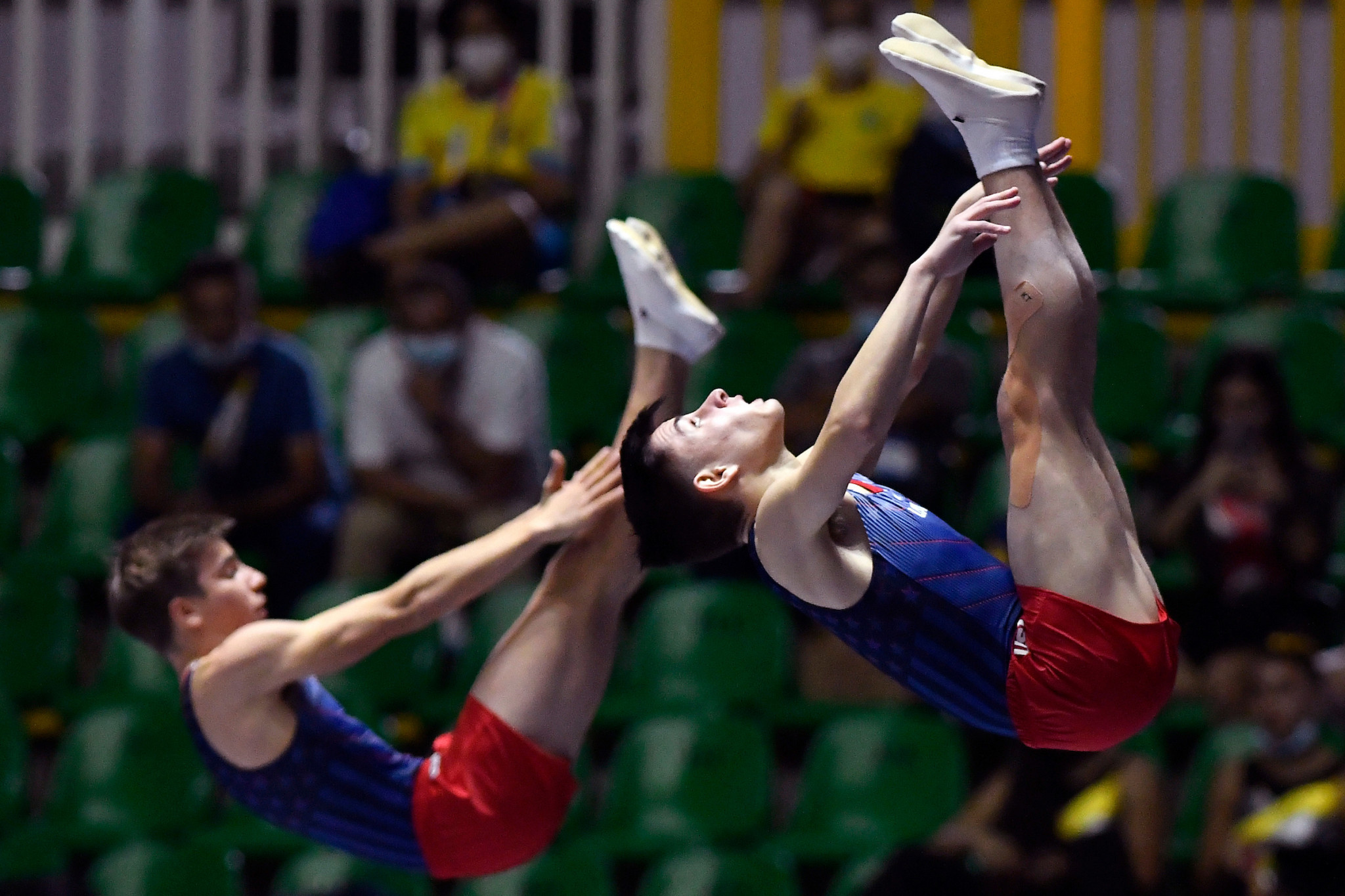 Elijah Vogel and Zachary Ramacci's performance saw the pair win the men's team synchronised trampoline gymnastics event for the United States at the Coliseo El Pueblo ©Agencia.Xpress Media