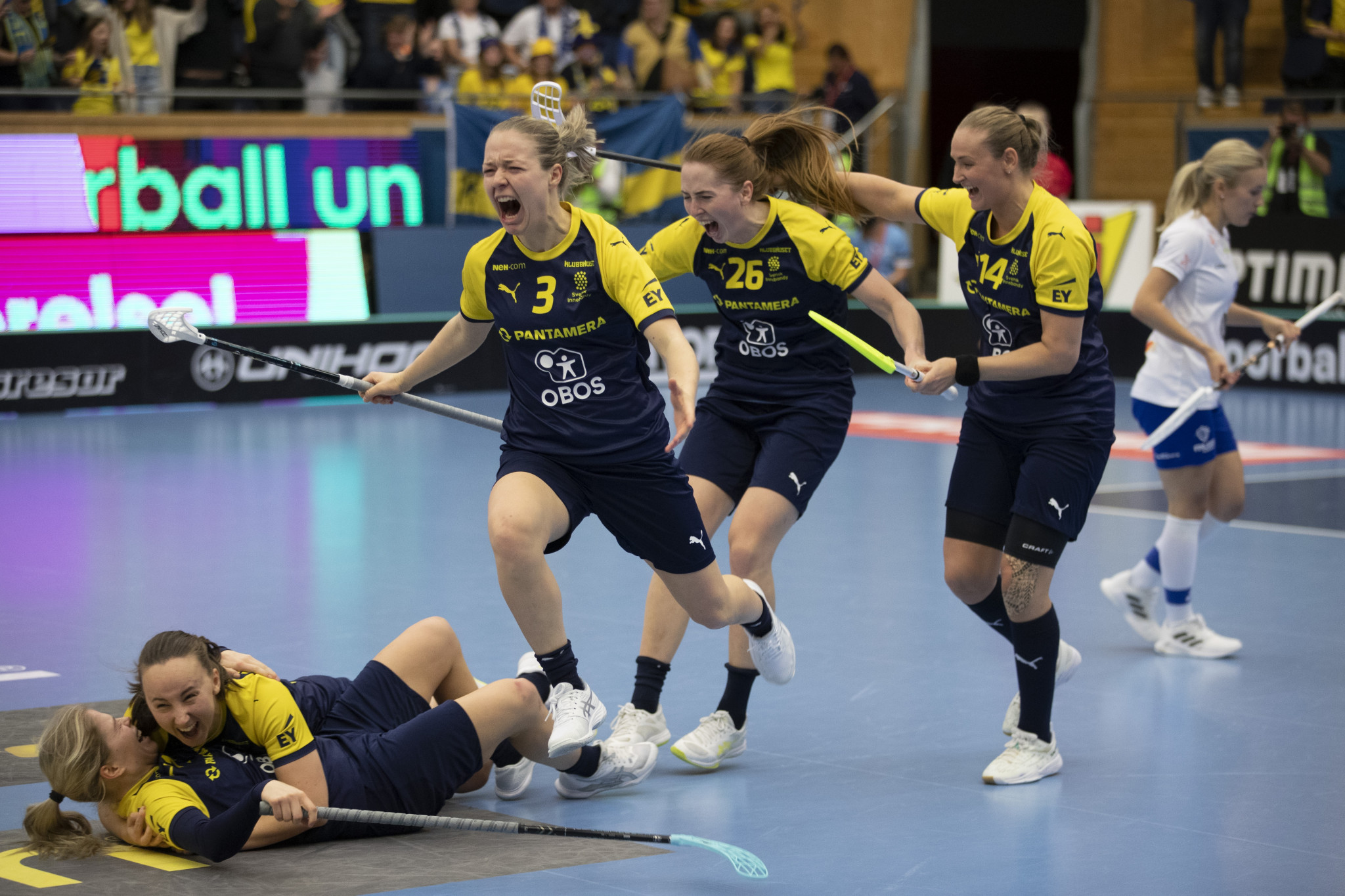 Sweden's players celebrate after Emelie Wibron bagged the match-winning goal ©IFF