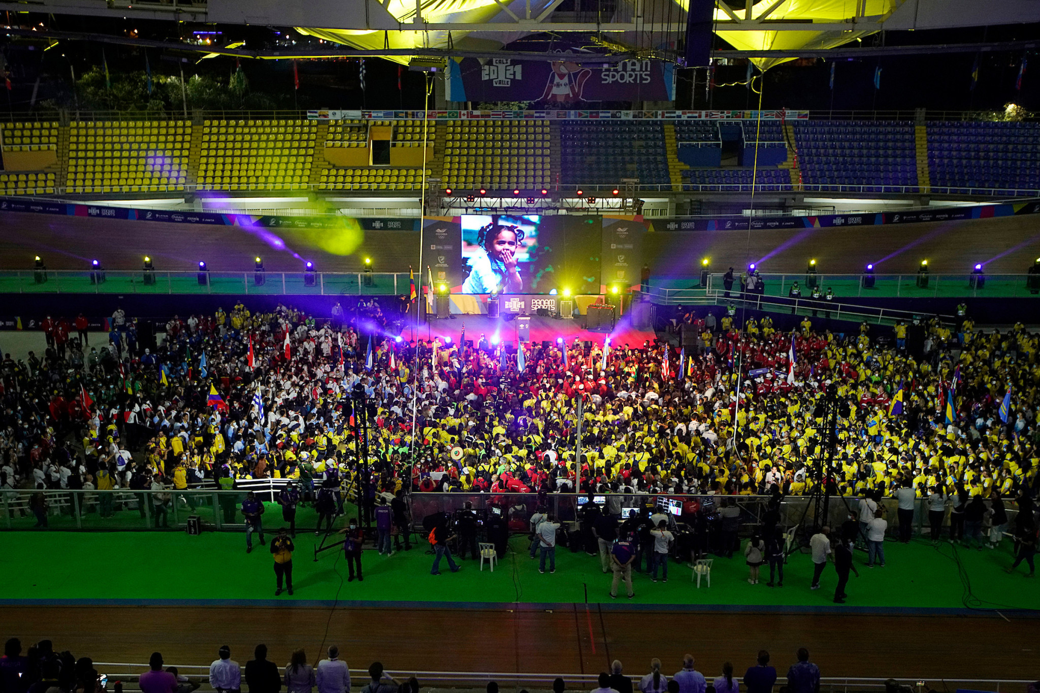 Approximately 3,000 volunteers were in the centre of the velodrome for the event ©Agencia.Xpress Media