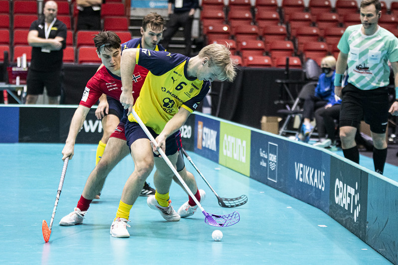 Sweden beat Norway 8-2 to cruise into the semi-finals ©IFF