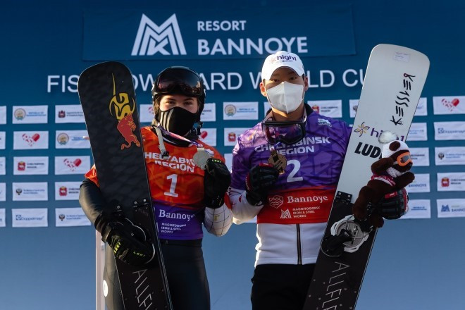Sangho Lee, right, and Sofiya Nadyrshina won the first World Cups of the season when they won the parallel giant slalom races at Lake Bannoye ©FIS 