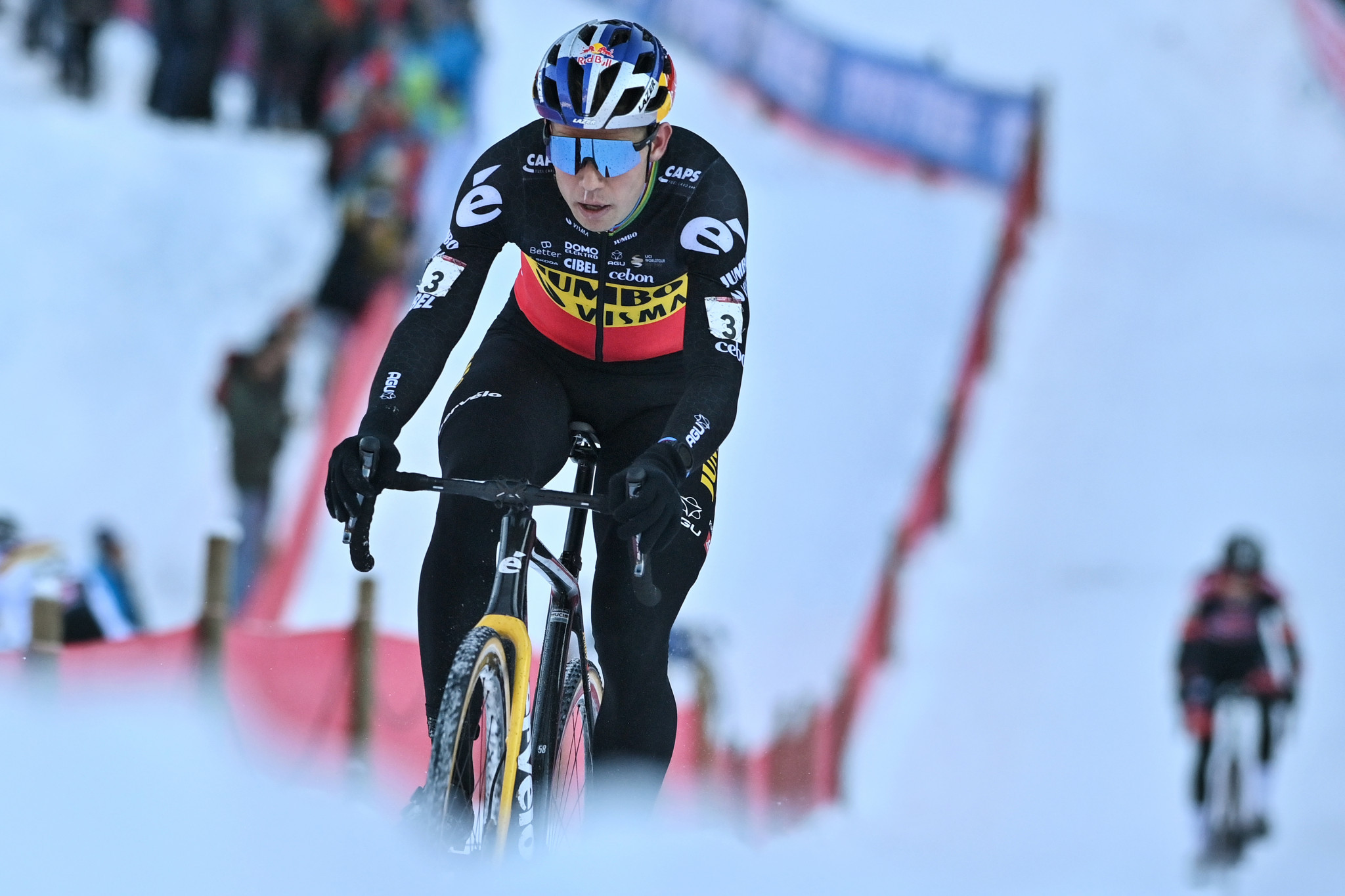 Van Aert and Van Empel succeed on snow at UCI Cyclo-cross World Cup in Val di Sole