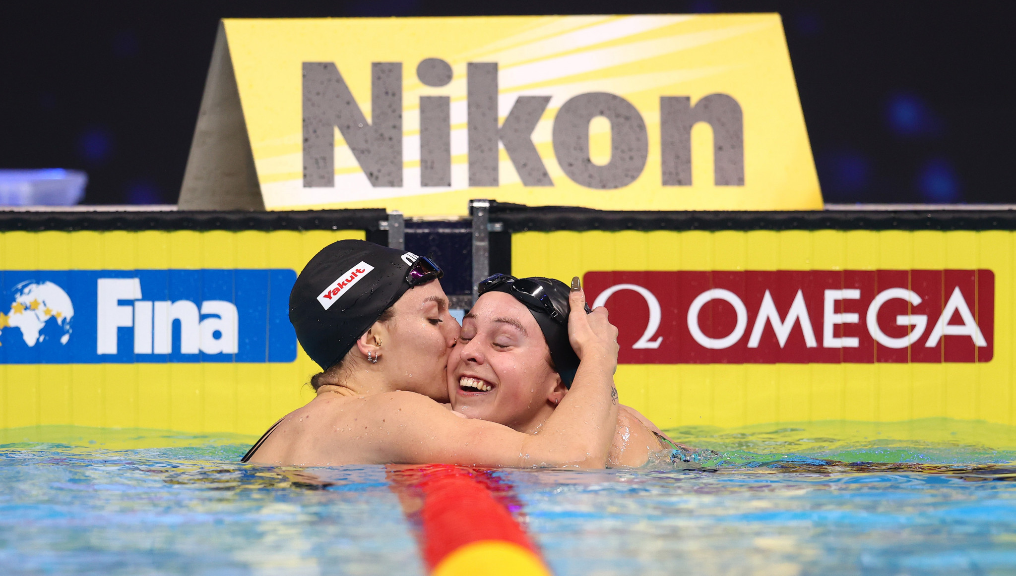 Tessa Cieplucha is congratulated by Ilaria Cusinato after claiming the women's 400m individual medley crown ©Getty Images