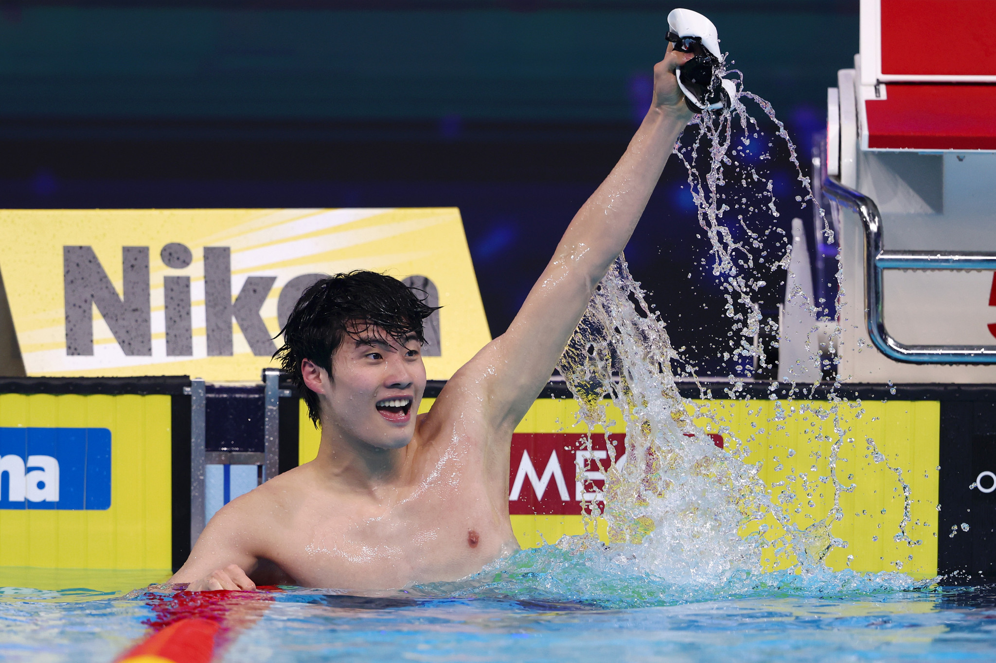 Hwang Sun-woo of South Korea salutes the crowd after coming back to win the men's 200m freestyle final ©Getty Images