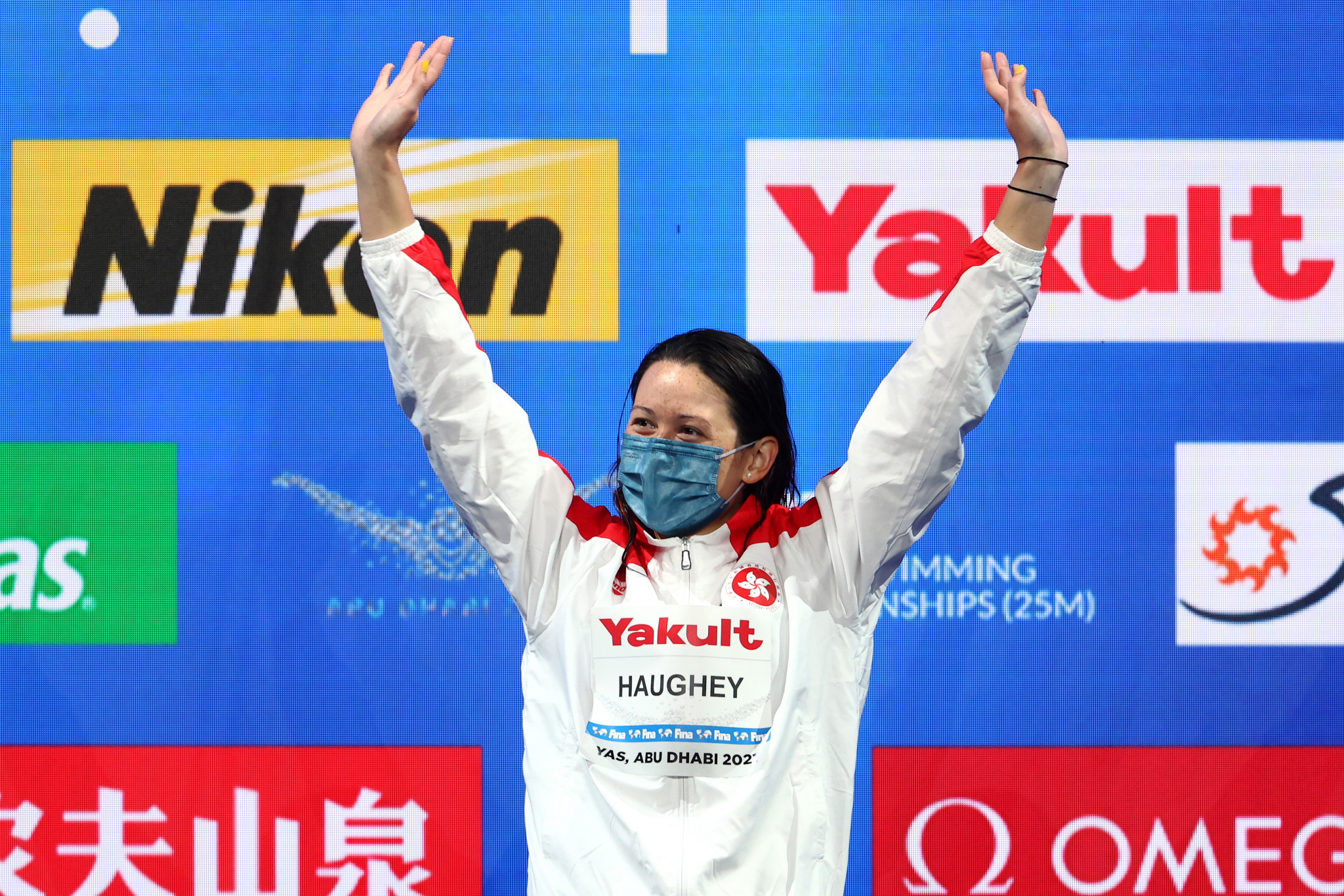 Siobhán Haughey waves to the crowd after winning women's 100m freestyle gold ©Getty Images