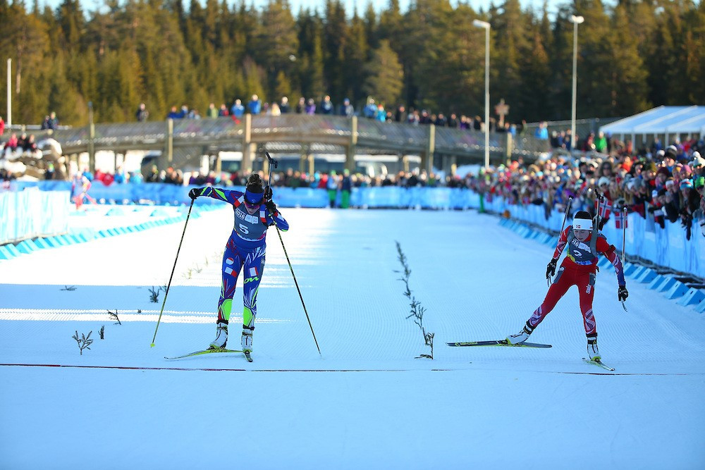 A photo finish was needed to decide the destination of the silver medal in the women's pursuit ©YIS/IOC