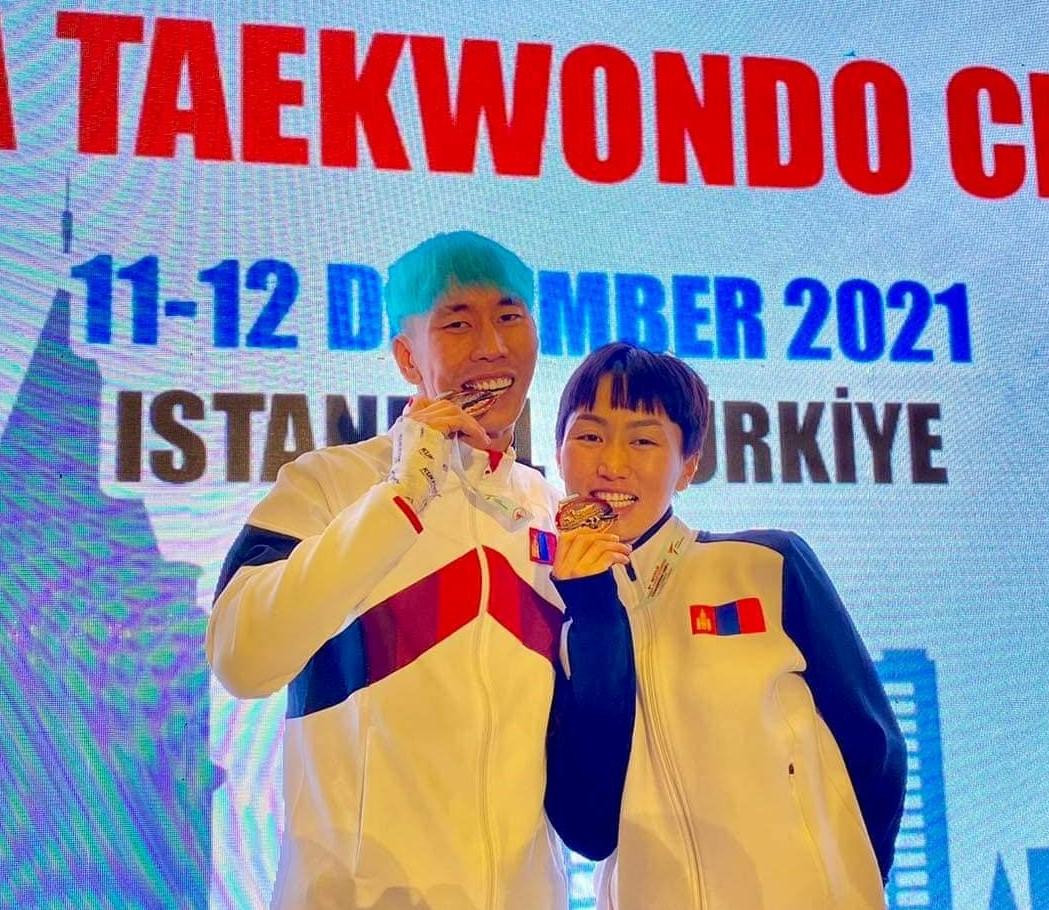 Bolor-Erdene Ganbat, left, and Enkhtuya Khurelbaatar won medals at the World Para Taekwondo Championships ©World Para Taekwondo