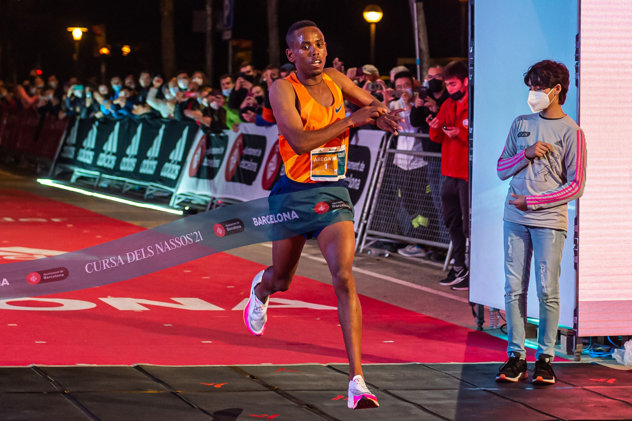 Taye, Aregawi break 5km world records in Barcelona