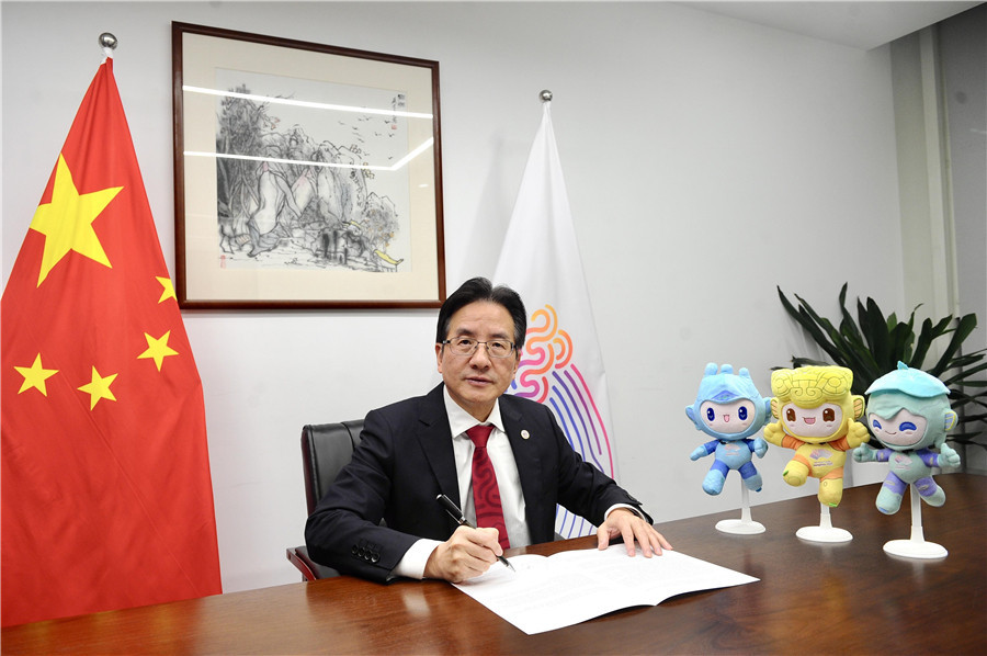 Hangzhou 2022 deputy secretary general Chen Weiqiang signed the Memorandum of Understanding ©Hangzhou 2022/Aichi-Nagoya 2026