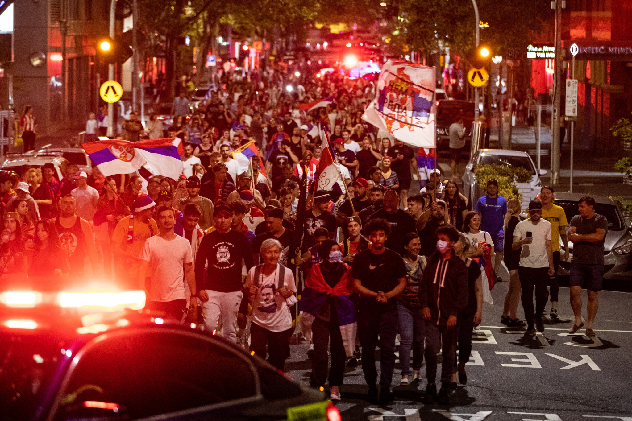 Serbian tennis fans march the streets in Melbourne to celebrate Djokovic's release from detention ©Getty Images
