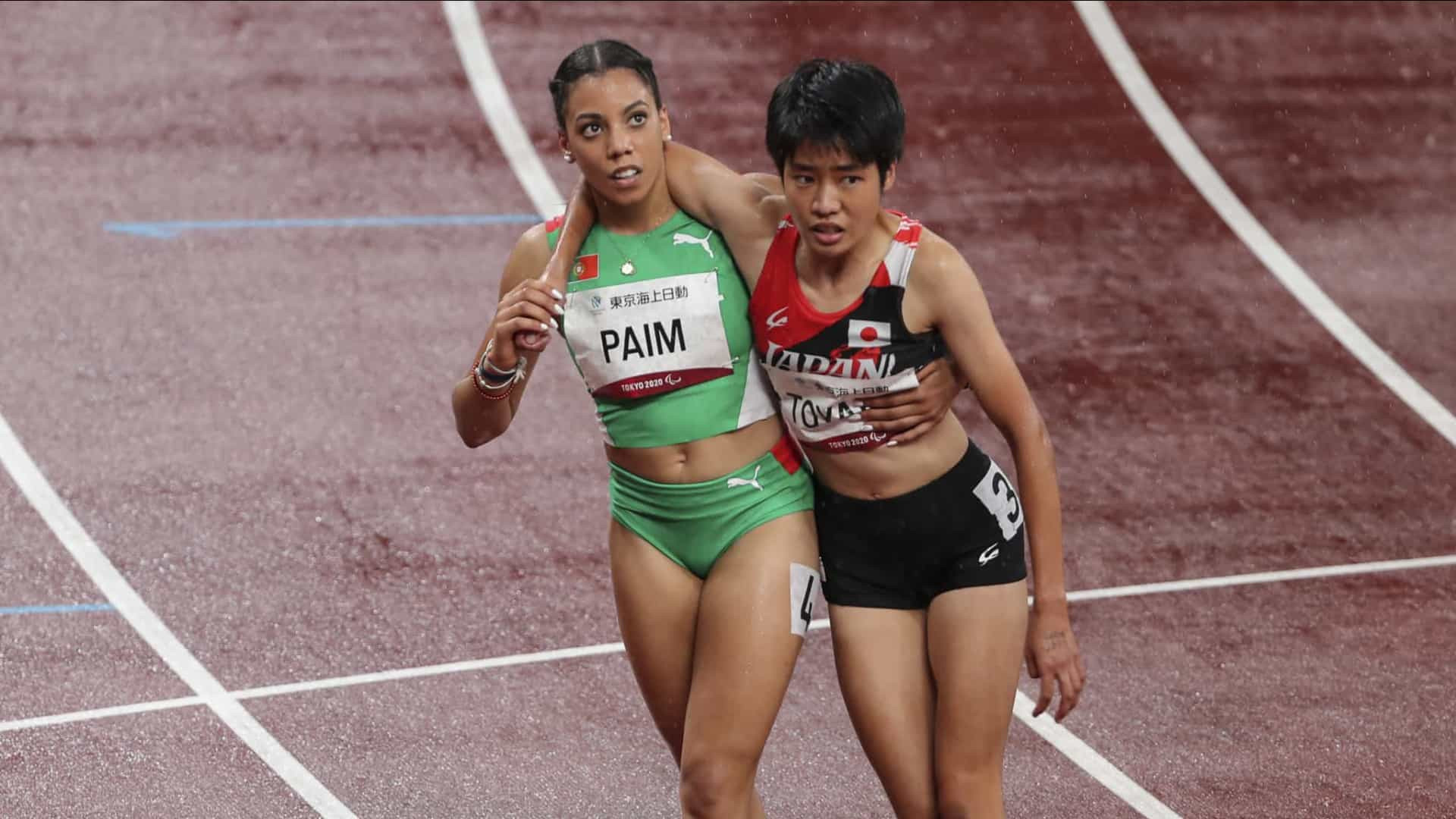 Carina Paim helped Aimi Toyama after the T20 400m race at Tokyo 2020 ©Lusa