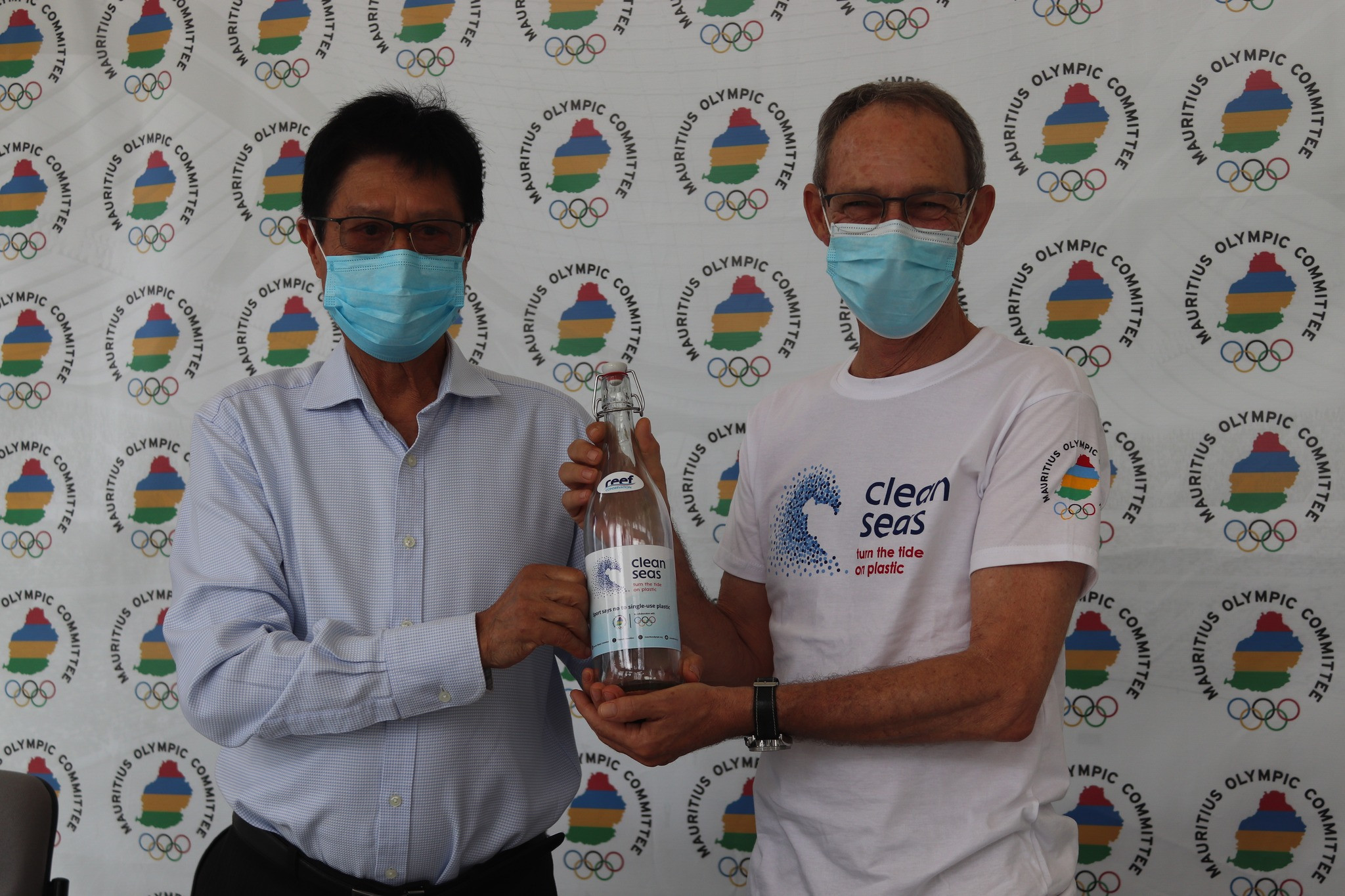 Mauritius Olympic Committee President Philippe Hao Thyn Voon Ha Shun, left, poses with a reusable bottle ©Facebook/Mauritius Olympic Committee
