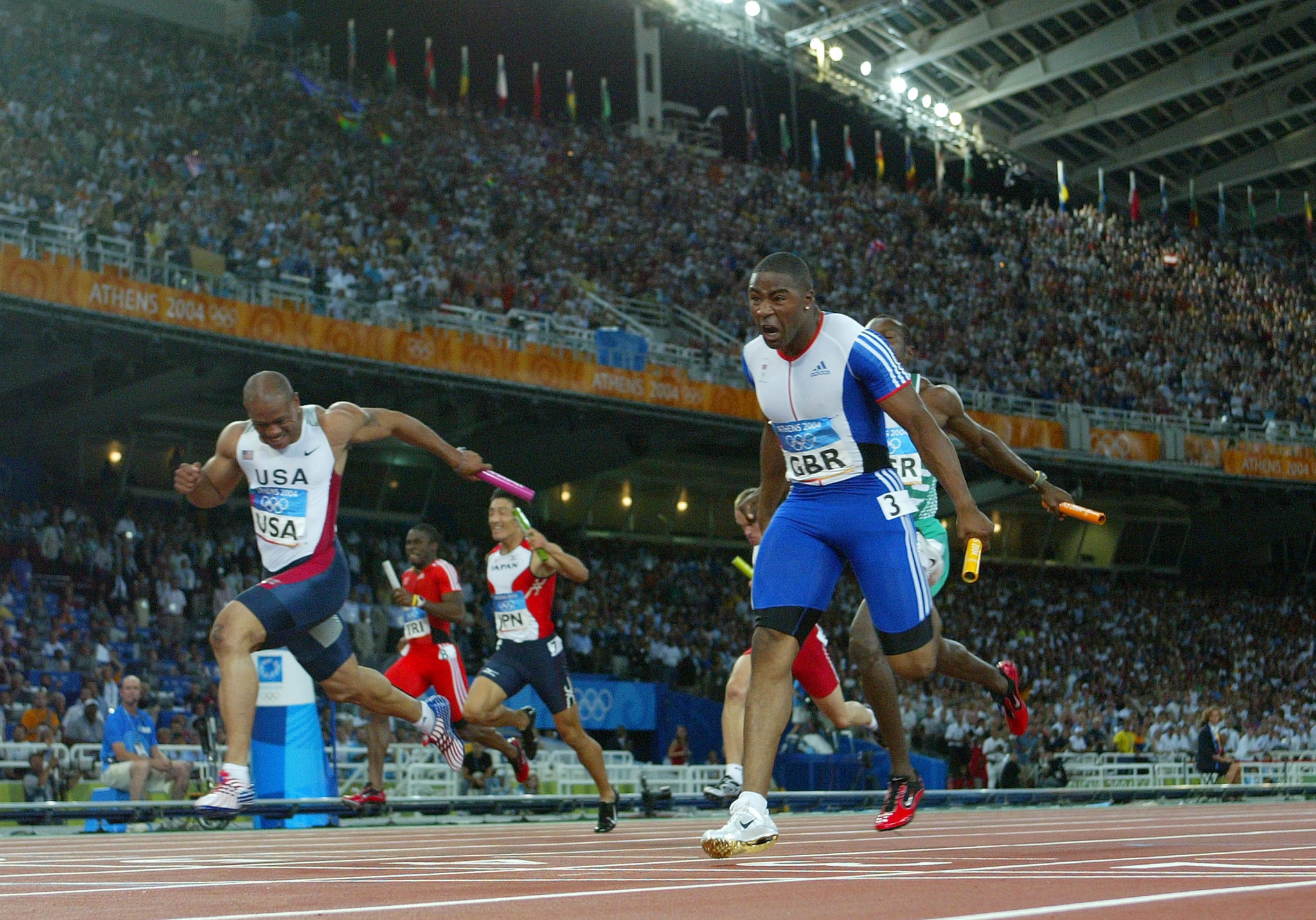 Mark Lewis-Francis comes home to win 4x100m relay gold for Britain at the Athens 2004 Olympic Games ©Getty Images