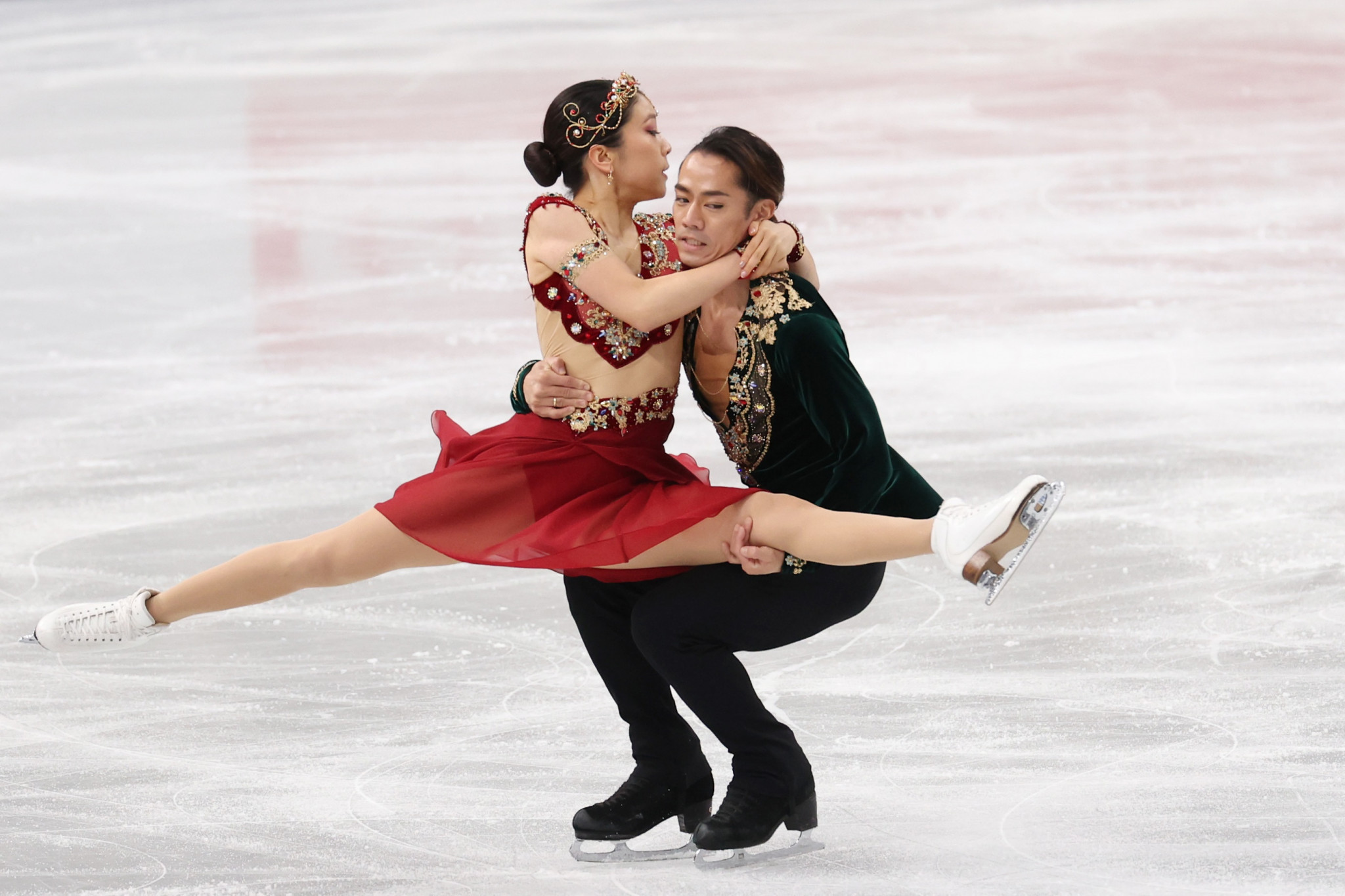 Olympic bronze medallist Daisuke Takahashi will be teaming up with Kana Muramoto in the ice dance event in Estonia ©Getty Images