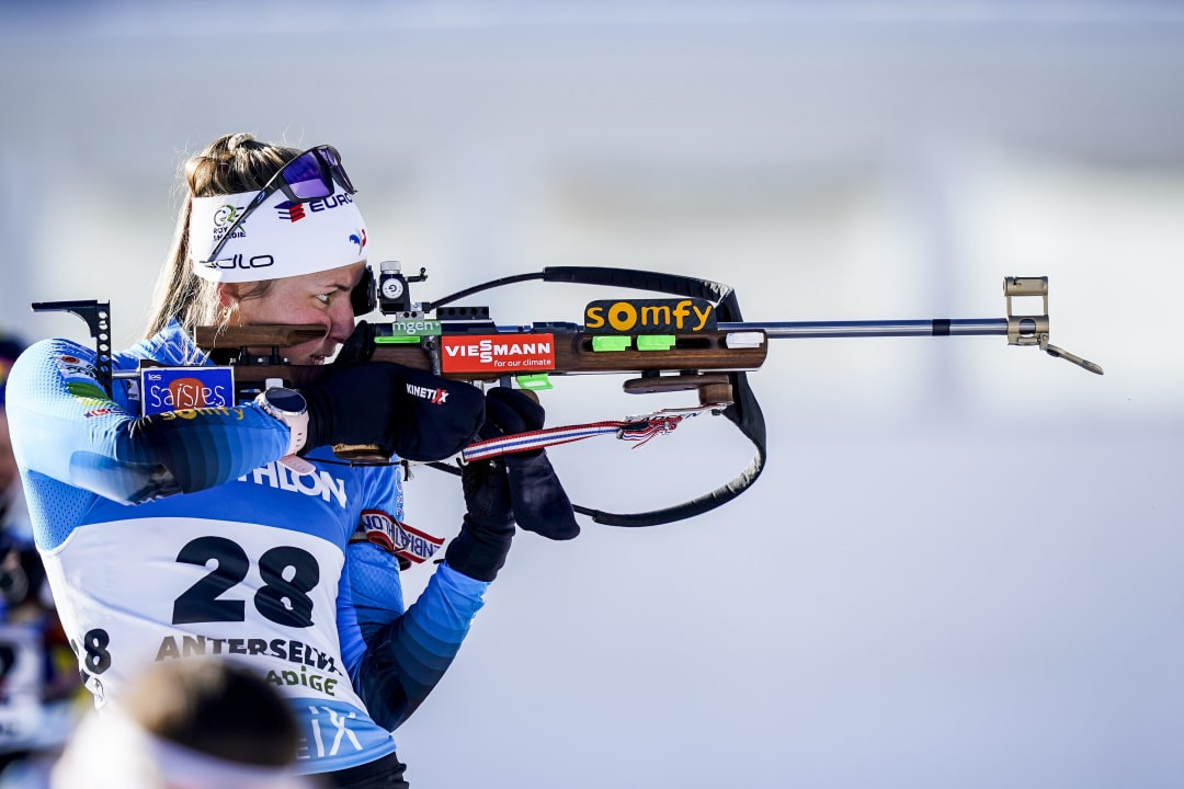 Justine Braisaz-Bouchet edged out French team mate Julia Simon to claim victory in the women's individual race ©IBU