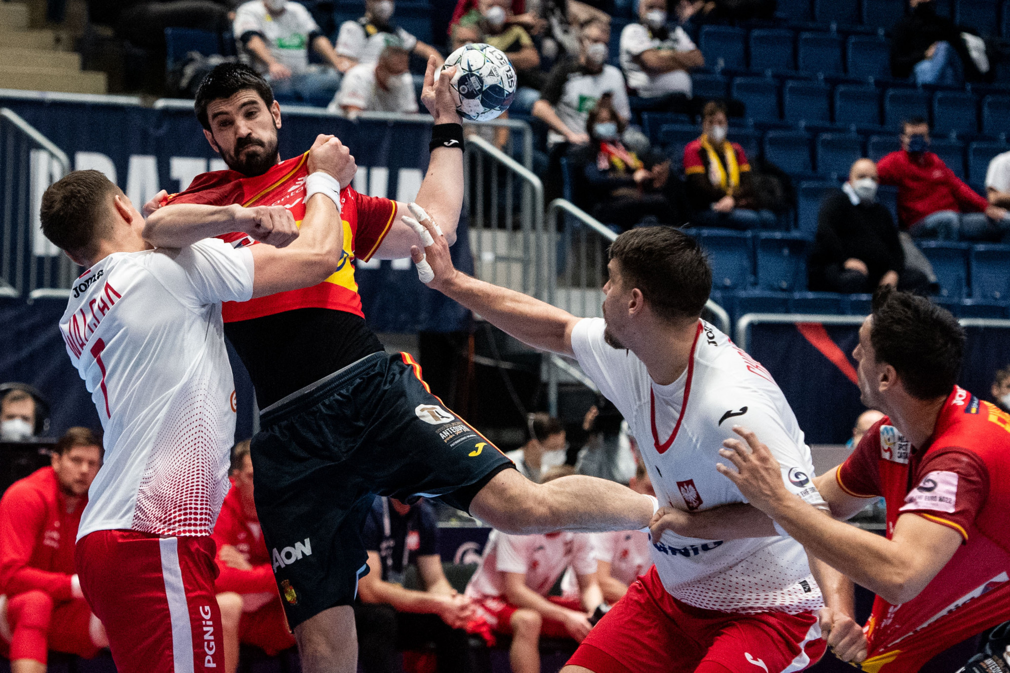 Spain and Sweden book semi-final places at Men’s European Handball Championship with dramatic one-point wins