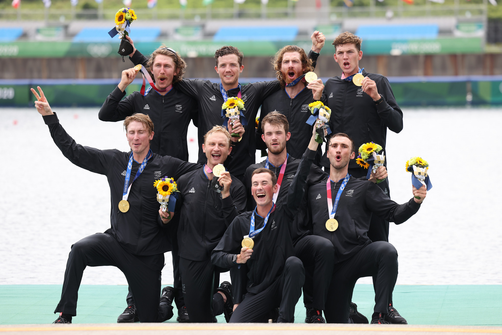 Hamish Bond, bottom row, second from the left, with his gold-winning men’s eight crew at Tokyo 2020 ©Getty Images