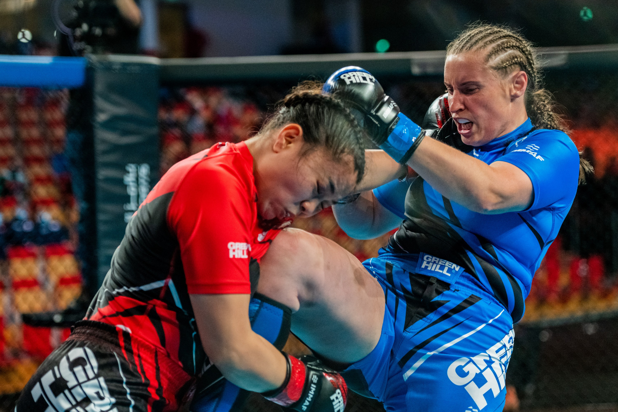 New Zealand's Mel Webster knees her opponent in a losing effort ©IMMAF