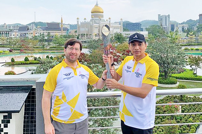 Bagpipes accompany Queen's Baton in Brunei
