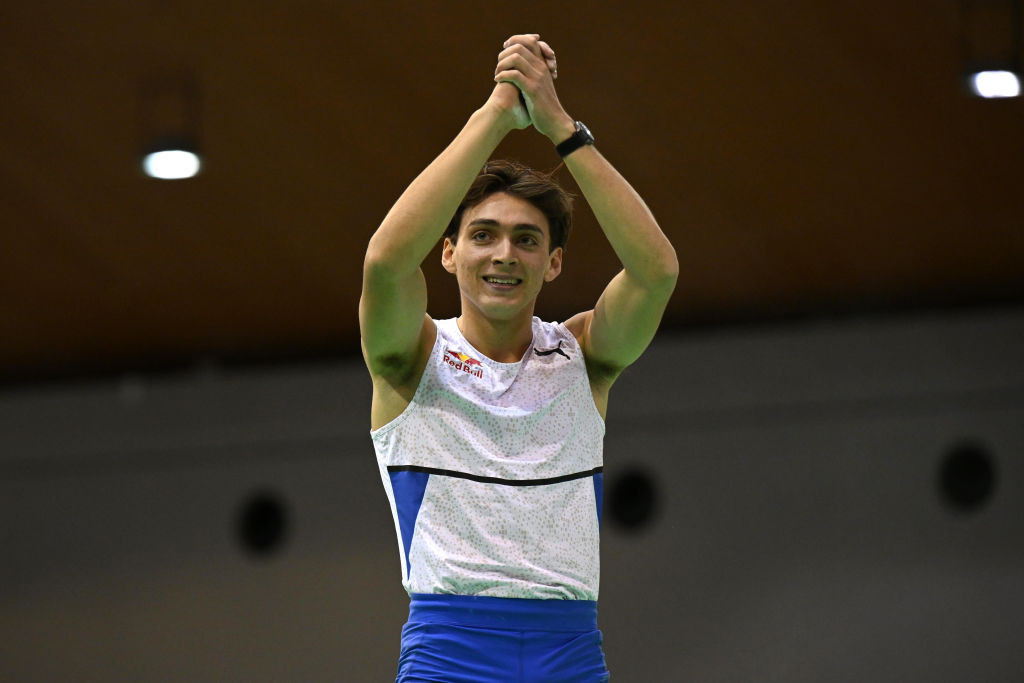 Olympic pole vault champion Mondo Duplantis saluted victory in his opening competition of 2022 in Karlsruhe ©Getty Images