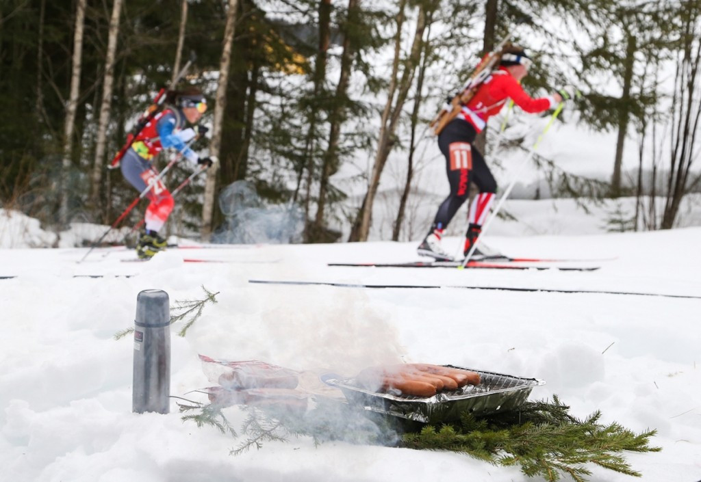 A barbecue in the cold as biathletes ski past during today's relay ©Lillehammer 2016