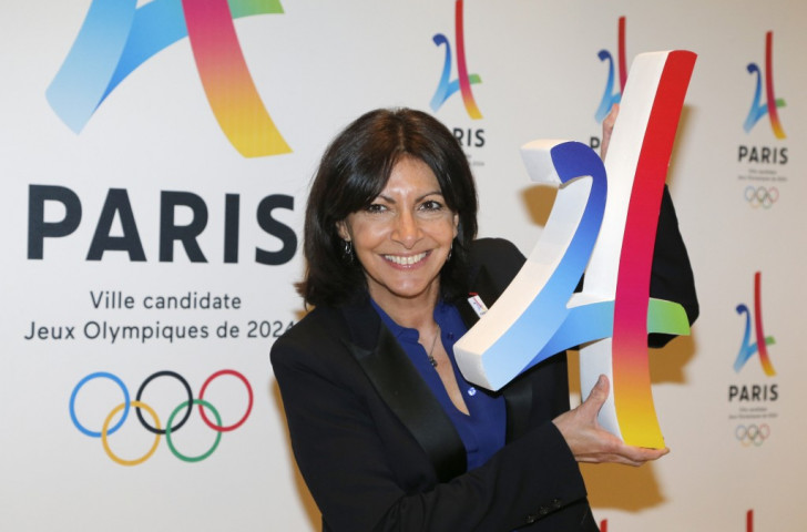 Anne Hidalgo, Mayor of Paris, shows off the city's logo for their 2024 Games candidacy 