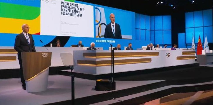  Karl Stoss, chair of the IOC Olympic Programme Commission, addressed the IOC Session as surfing, skateboarding and sport climbing were officially added to the initial list of sports for Los Angeles 2028 ©ITG