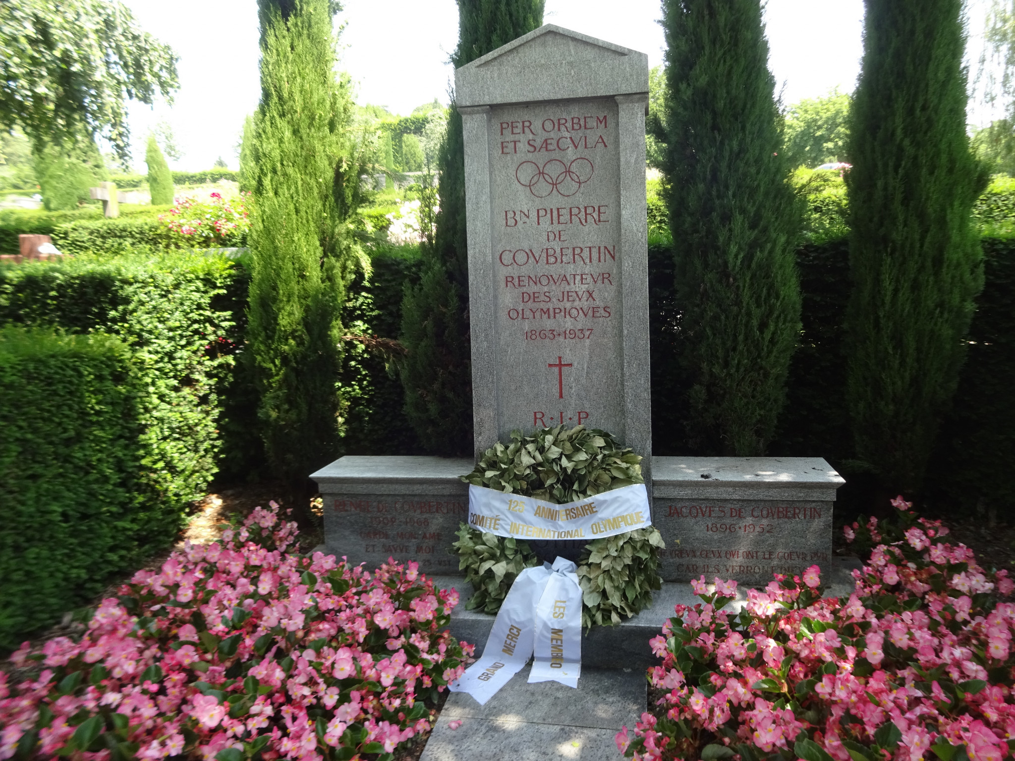 Pierre de Coubertin's grave in Lausanne was decorated with a wreath on the occasion of the 125th anniversary of the IOC ©ITG