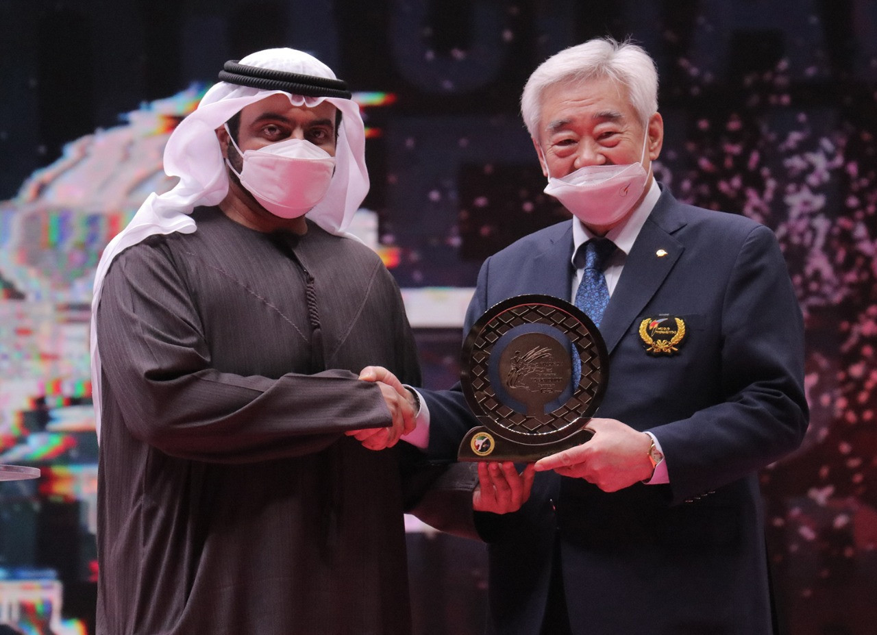 The Crown Prince of Fujairah, left, and World Taekwondo President Chungwon Choue ©World Taekwondo