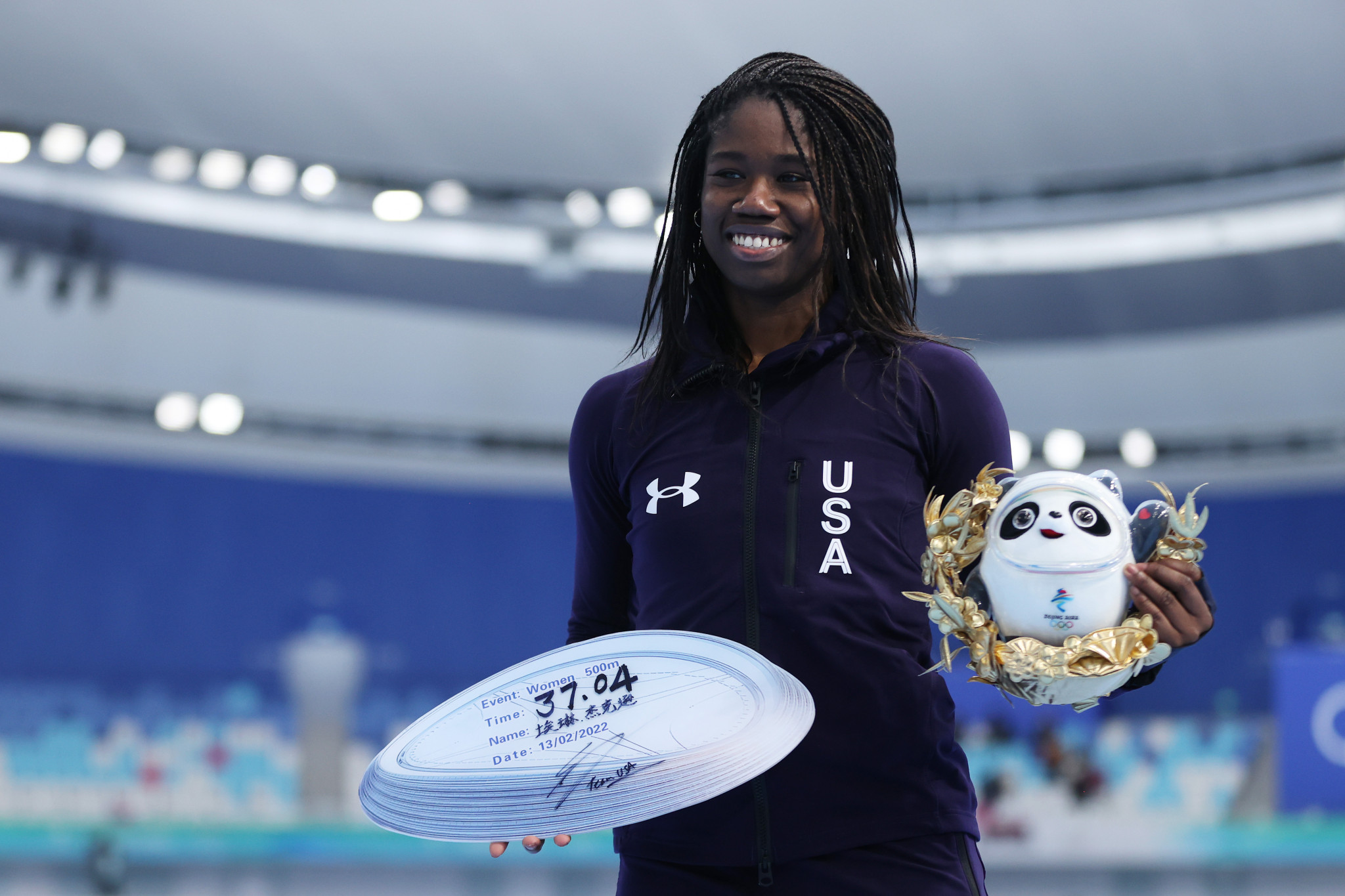Jackson displays the gold medal time of 37.04 seconds ©Getty Images