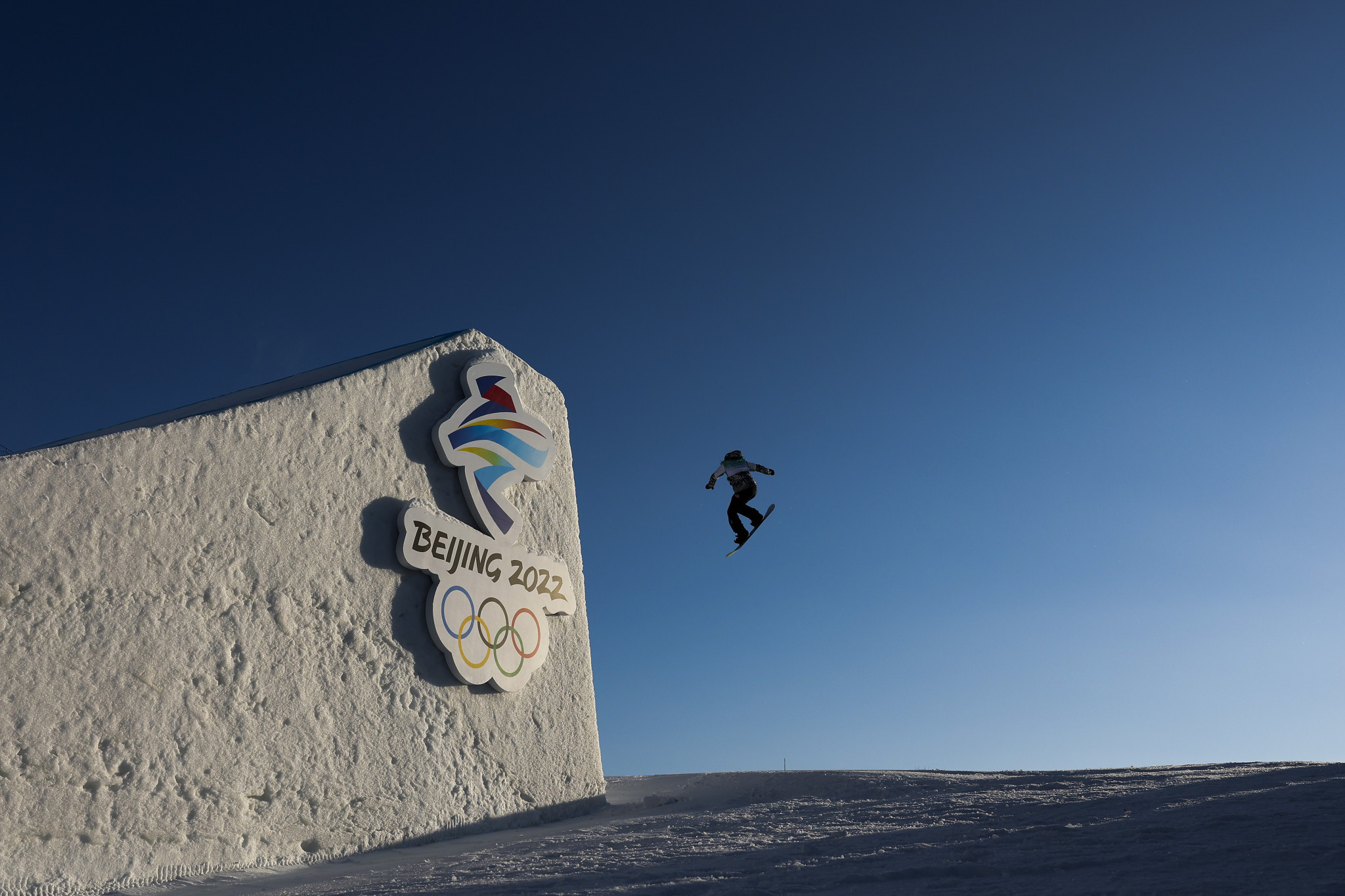 Practice prior to women's Big Air qualifying took place under clear blue skies ©Getty Images 