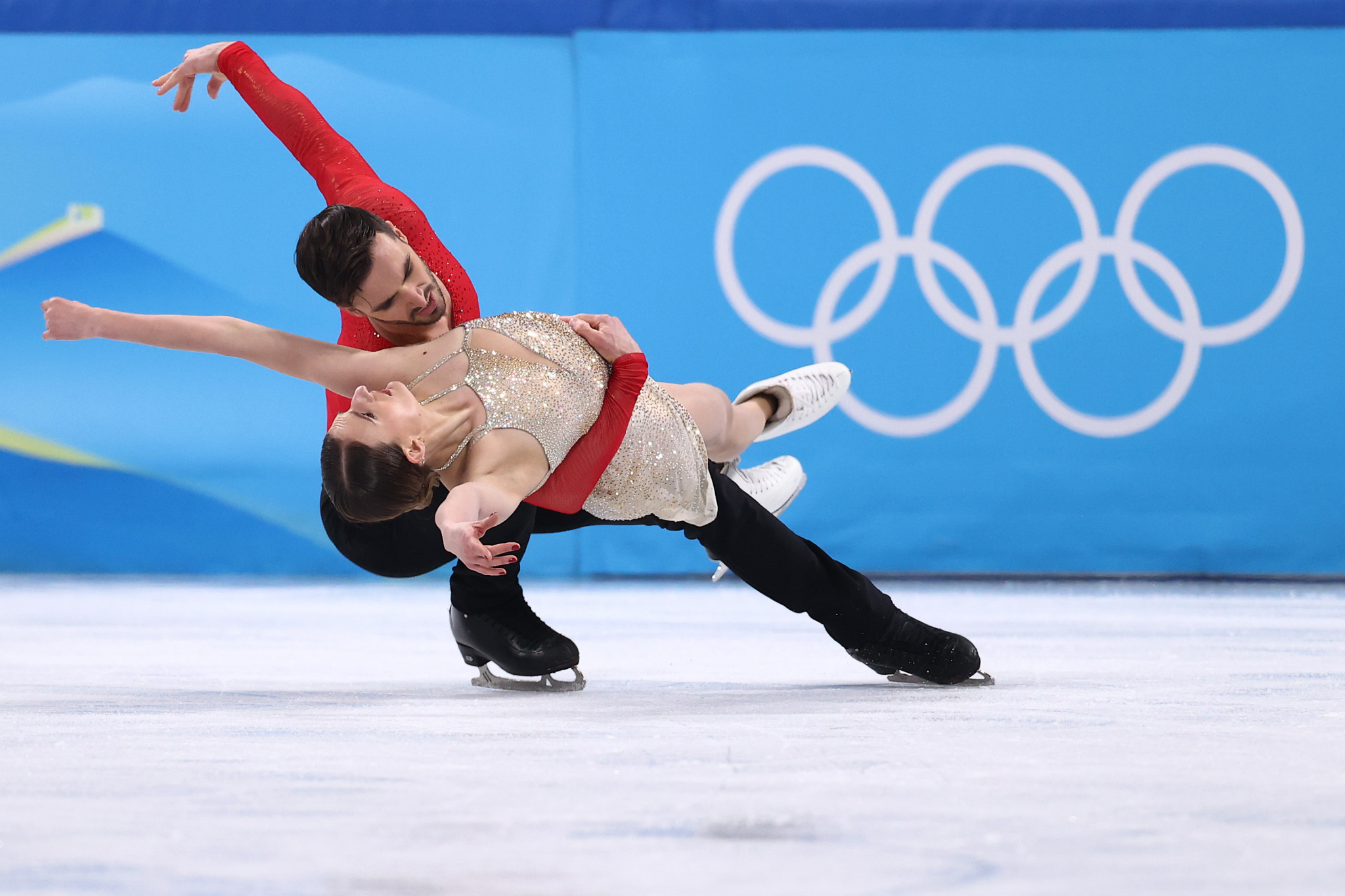 Gabriella Papadakis and Guillaume Cizeron, in red, won their first Olympic gold medal at Beijing 2022 ©Getty Images