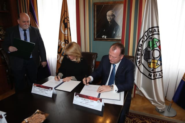 Orsolya Pacsay-Tomassich, left, and Marius Vizer, right, sign the agreement ©IJF