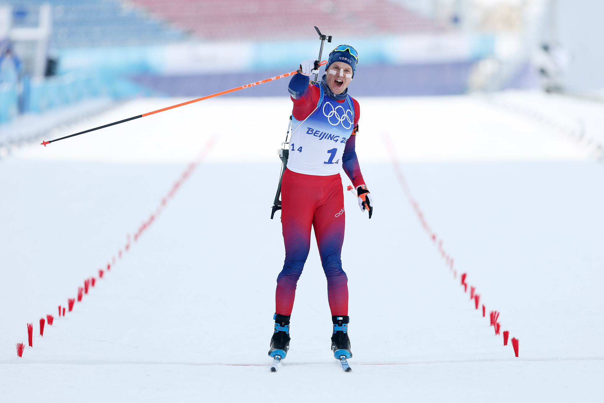 Vetle Sjaastad Christiansen celebrates as he crosses the finish line to secure gold for Norway ©Getty Images