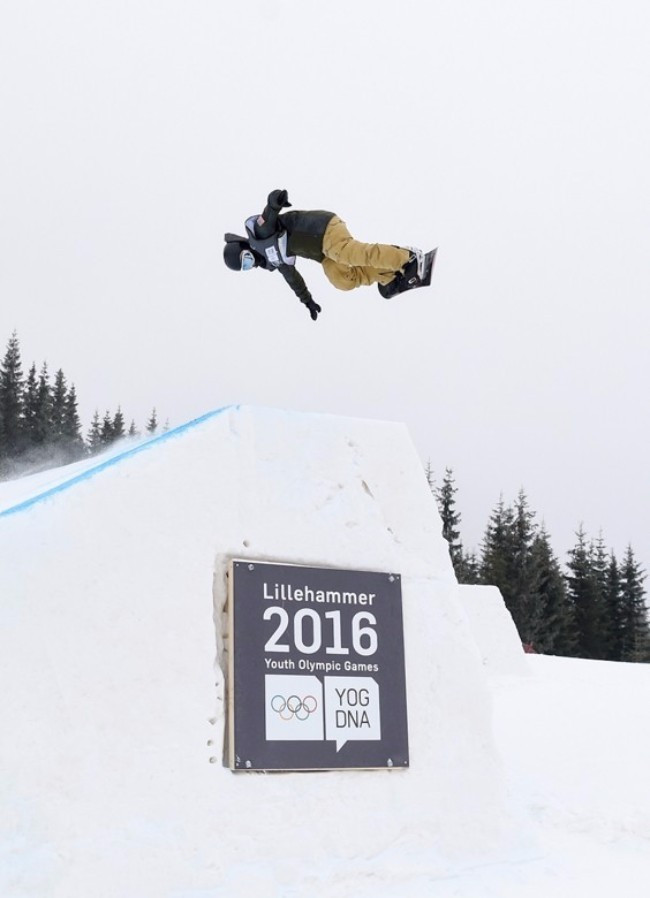 Jake Pates on the way to men's snowboard slopestyle gold ©Lillehammer 2016