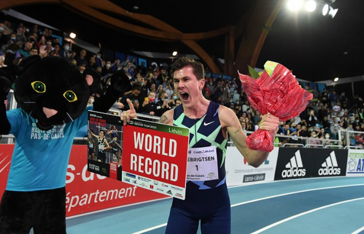 Jakob Ingebrigtsen lowered the world indoor 1500m record to 3min 30.60sec in Liévin ©Twitter/World Athletics