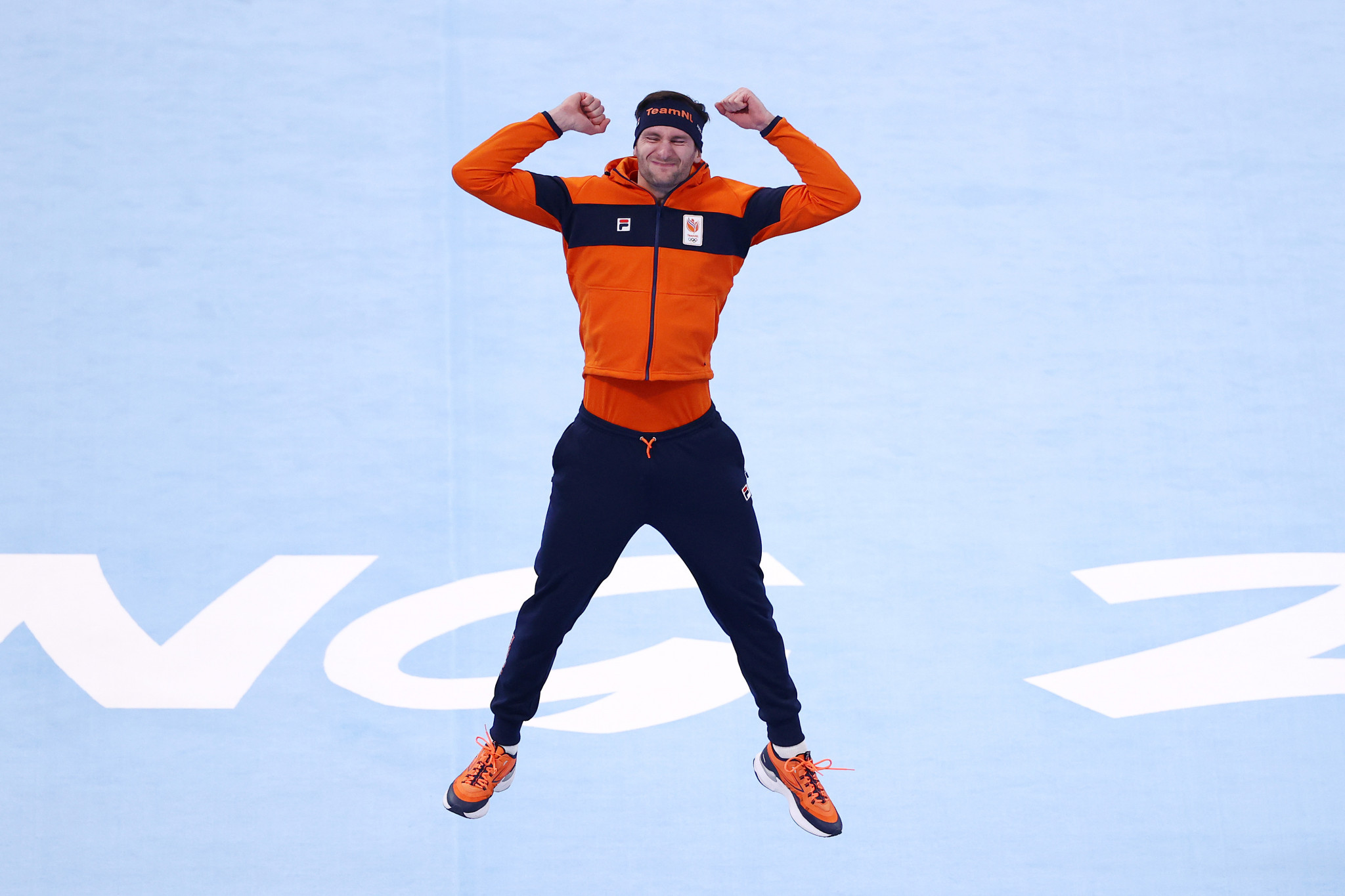 Thomas Krol jumps for joy after winning the men's 1000 metres speed skating gold ©Getty Images