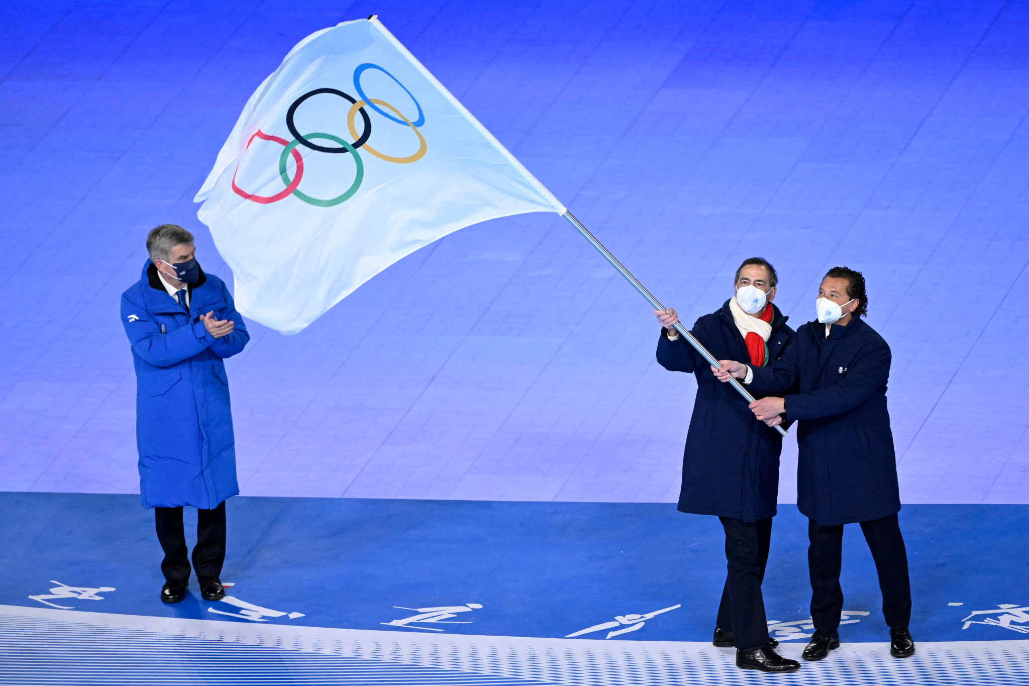 Mayors Giuseppe Sala and Gianpietro Ghedina were given the Olympic Flag ©Getty Images