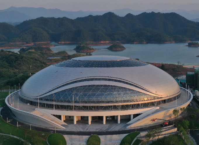 The new velodrome in Chun'an County, with Thousand Islets Lake in the background ©Hangzhou 2022