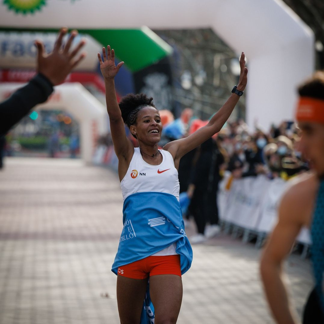 Yehualaw shatters women's 10km world record