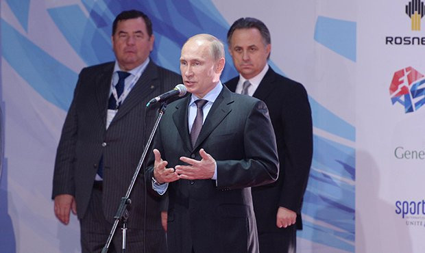 Vladimir Putin, pictured with FIAS President Vasily Shestakov, left, has vowed to help sambo become an Olympic sport ©FIAS