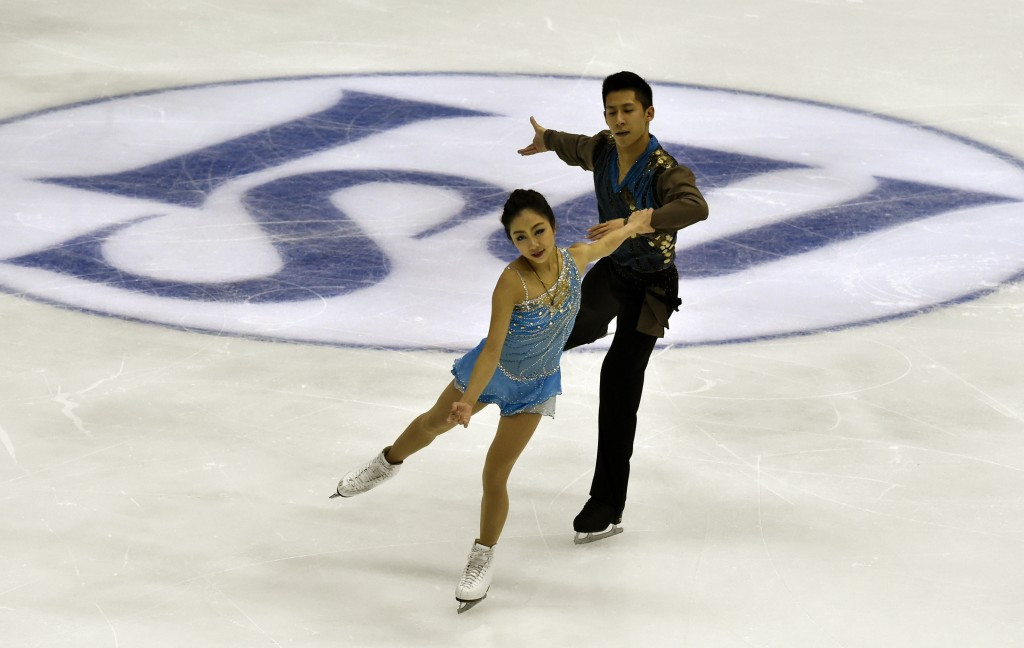 China's Sui Wenjing and Han Cong maintained their lead to win the pairs event
